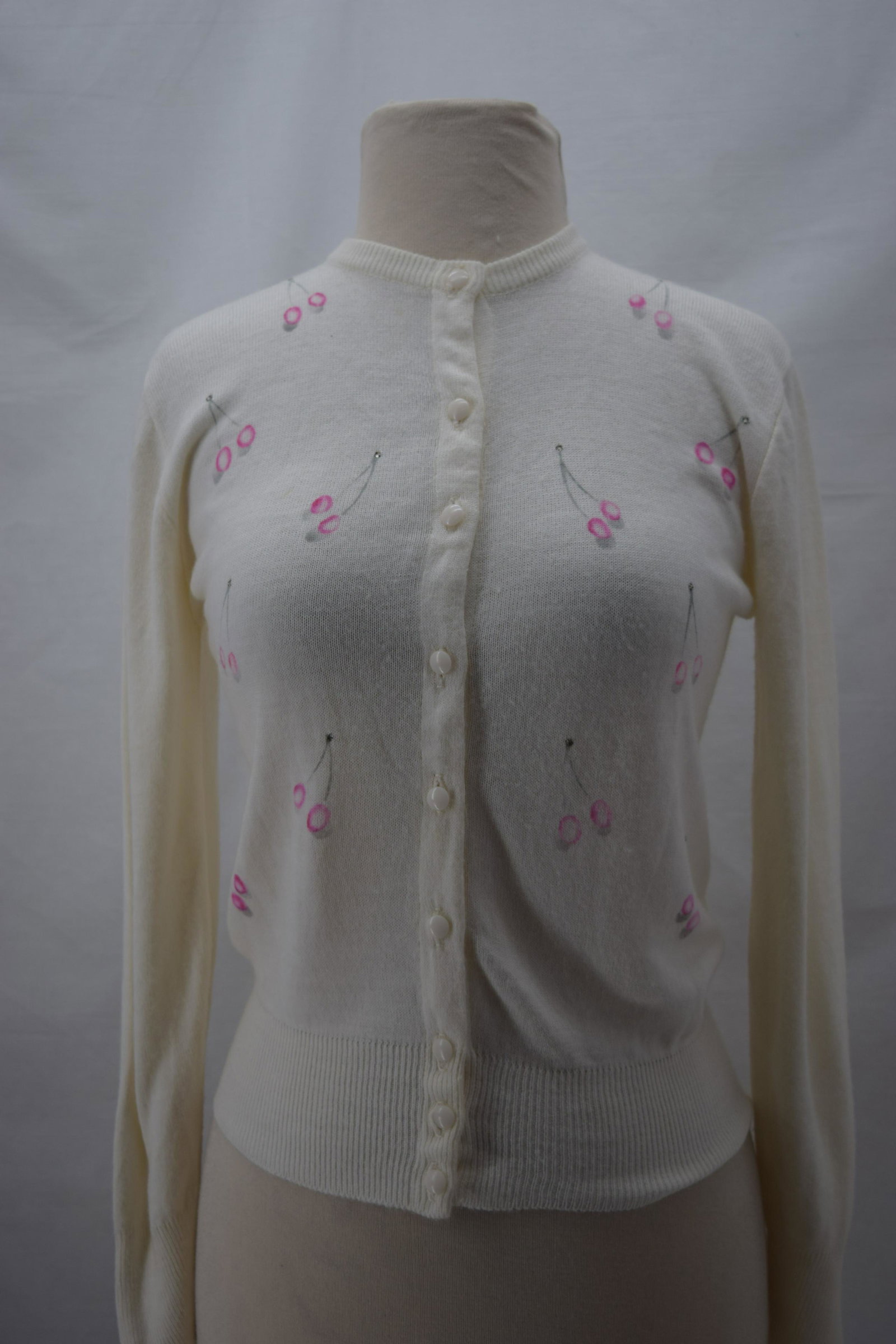 1950'S TURBO ORLON CHERRY SWEATER: BUST 36, 100% Orlon fabric. Cherry motif with rhinestones. Small hole at back.