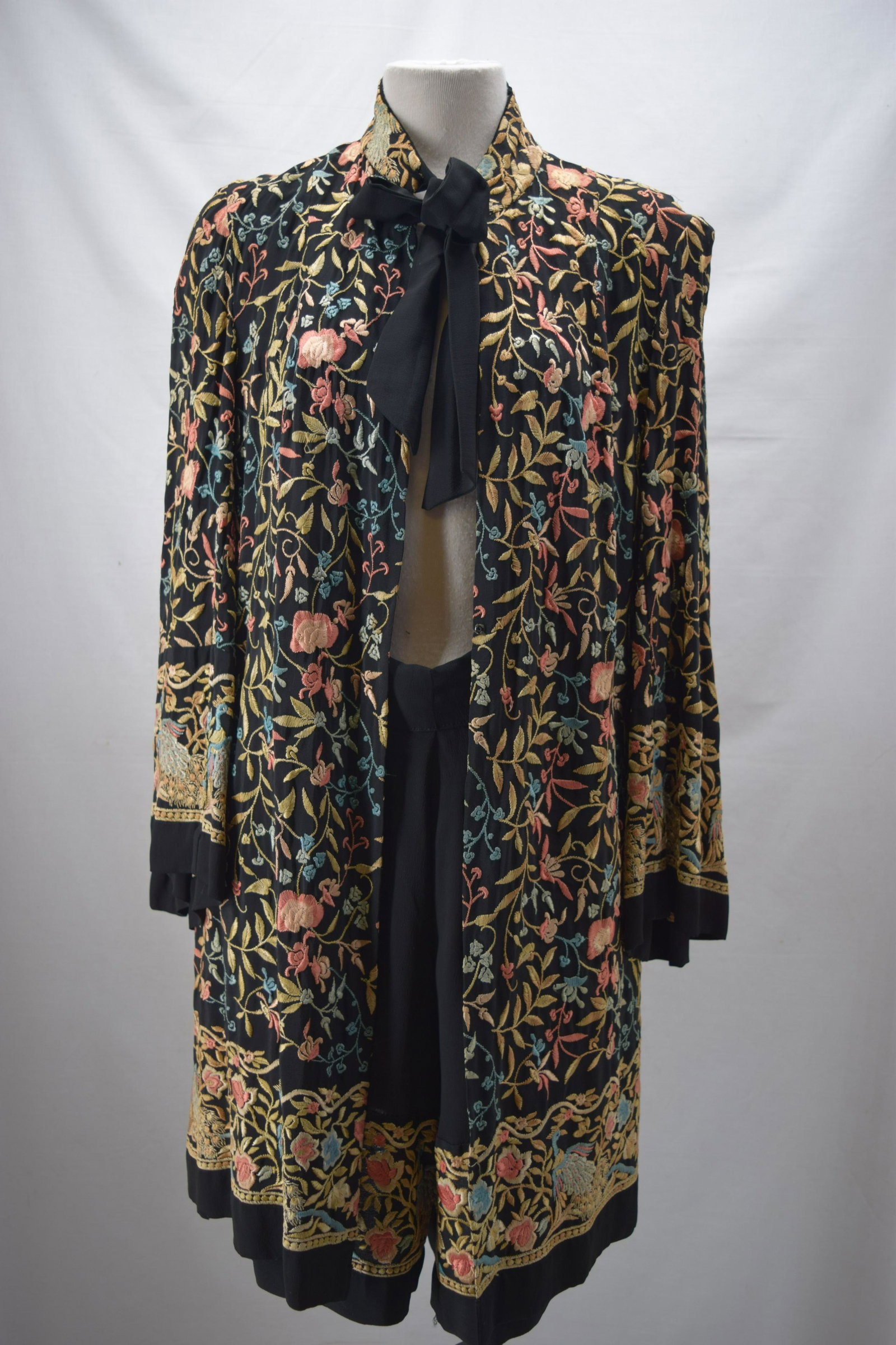 1930'S EMBROIDERED BIRD MOTIF LOUNGE WEAR SET: BUST 38 SHORTS WAIST 30, Embroidered fabric. Wear to both shoulders.