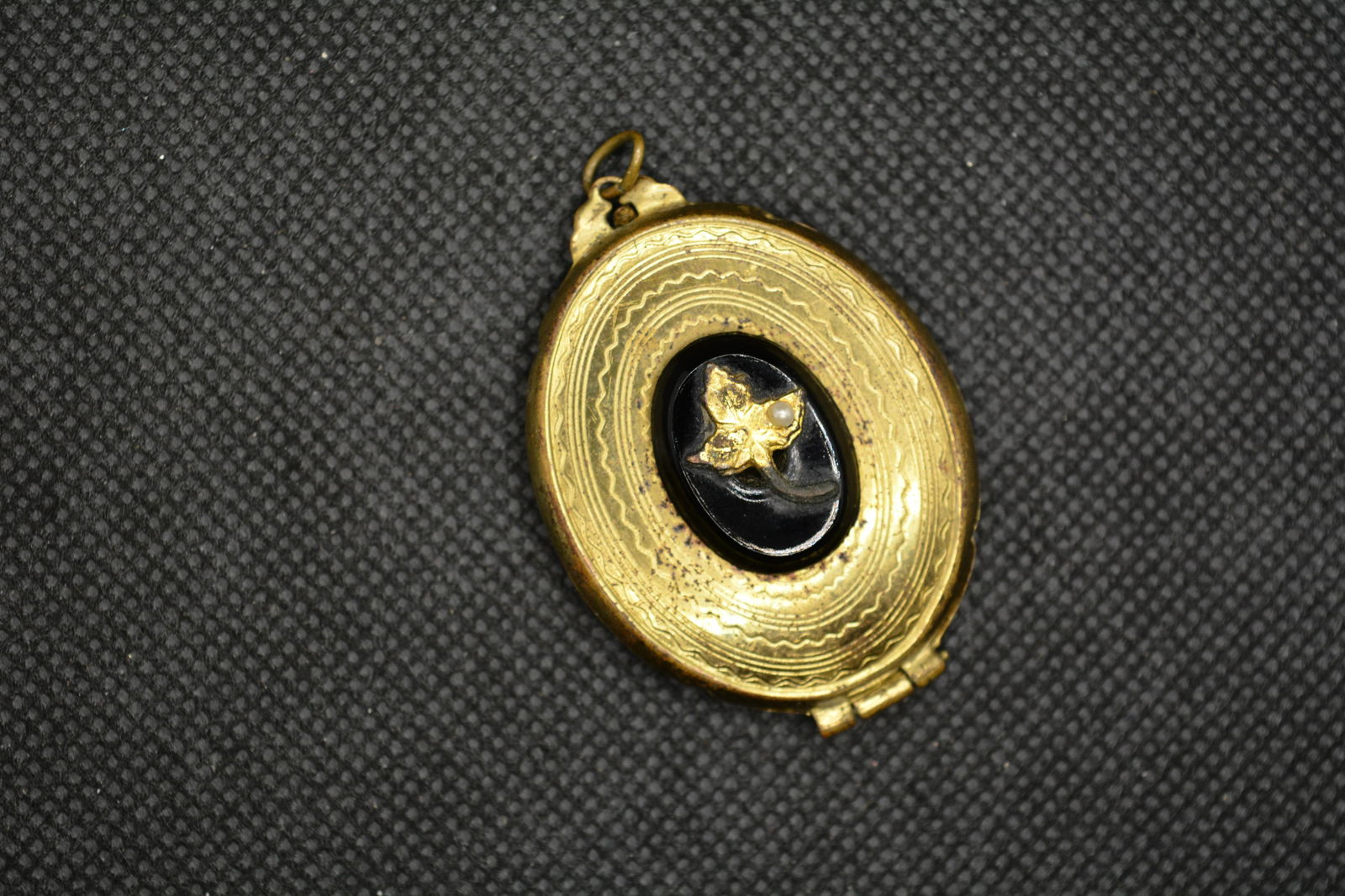 Vintage Large Oval Locket (1 of 6)