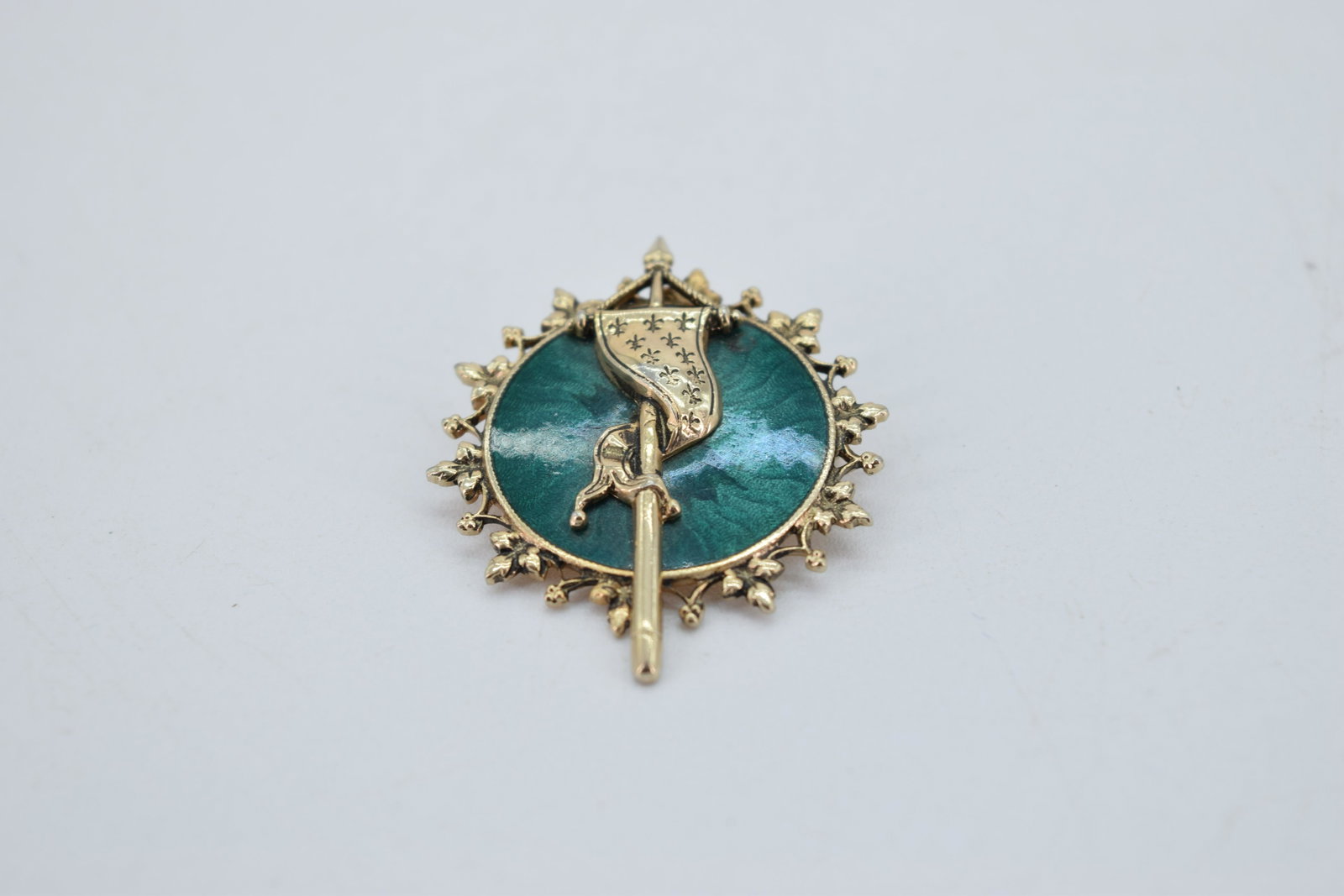 Signed Accessocraft NYC Brooch/Pendant with Green: approx. 1 1/2 inches