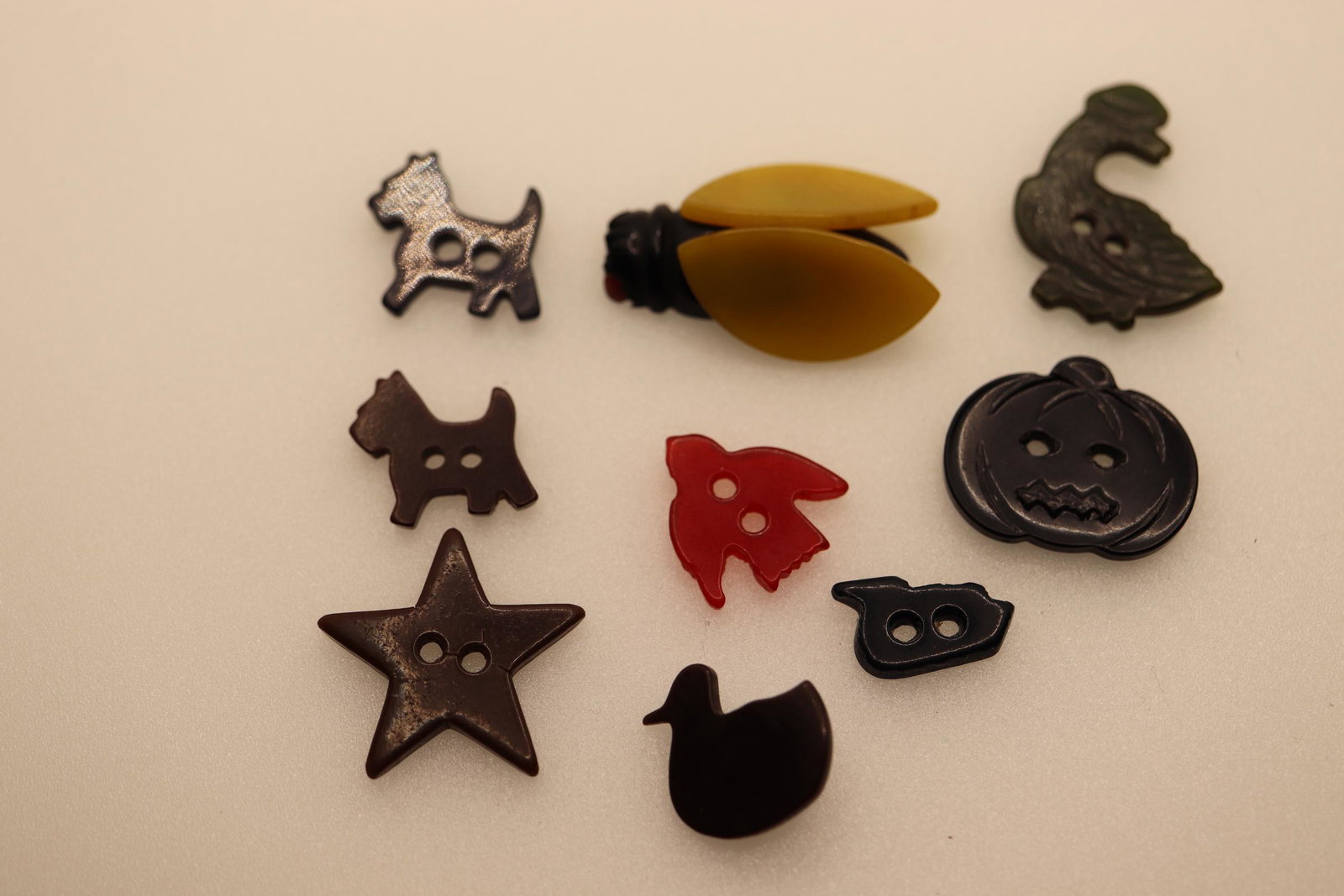 Lot of 1940's Bakelite Novelty Buttons: special lot from 3/4 - 1 1/4 inch, Bee, Black Pumpkin, Terrier x 2, Duck x 2, Star, Goose, Bird, lot of 9