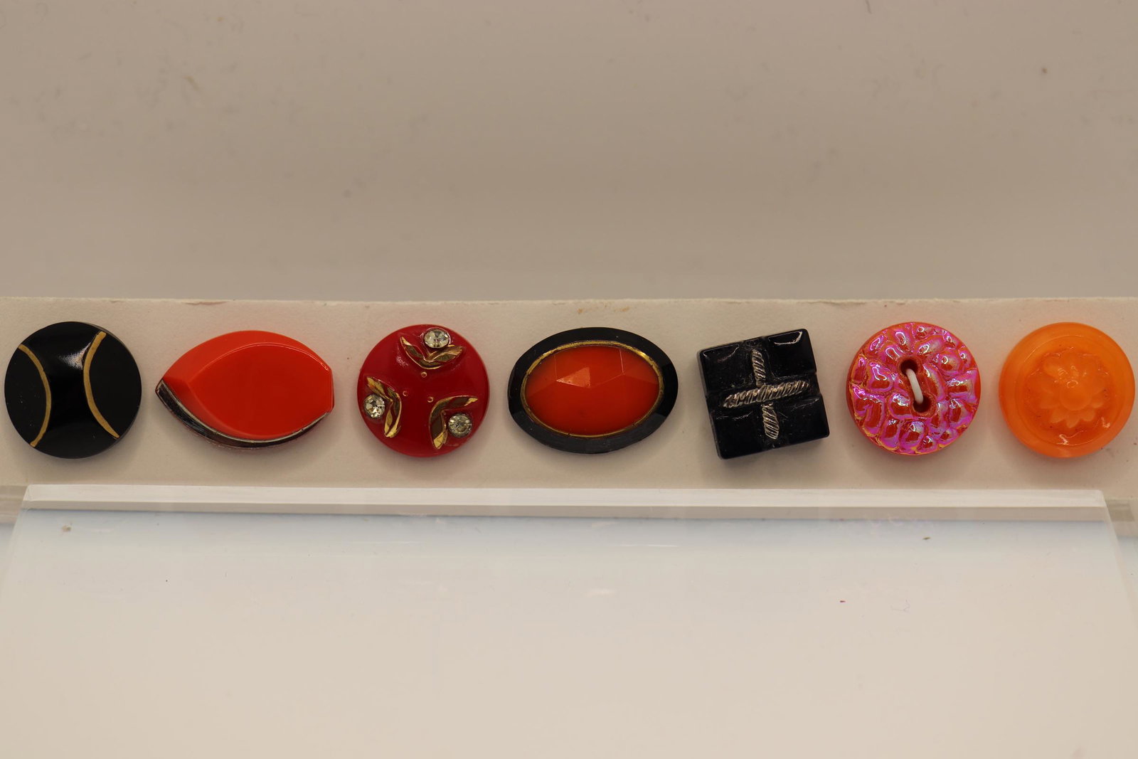 Lot of 7 Mixed Glass Buttons, 1930-50: Nice lot of mixed glass buttons from 1930's to 1950's, 1/2 wide