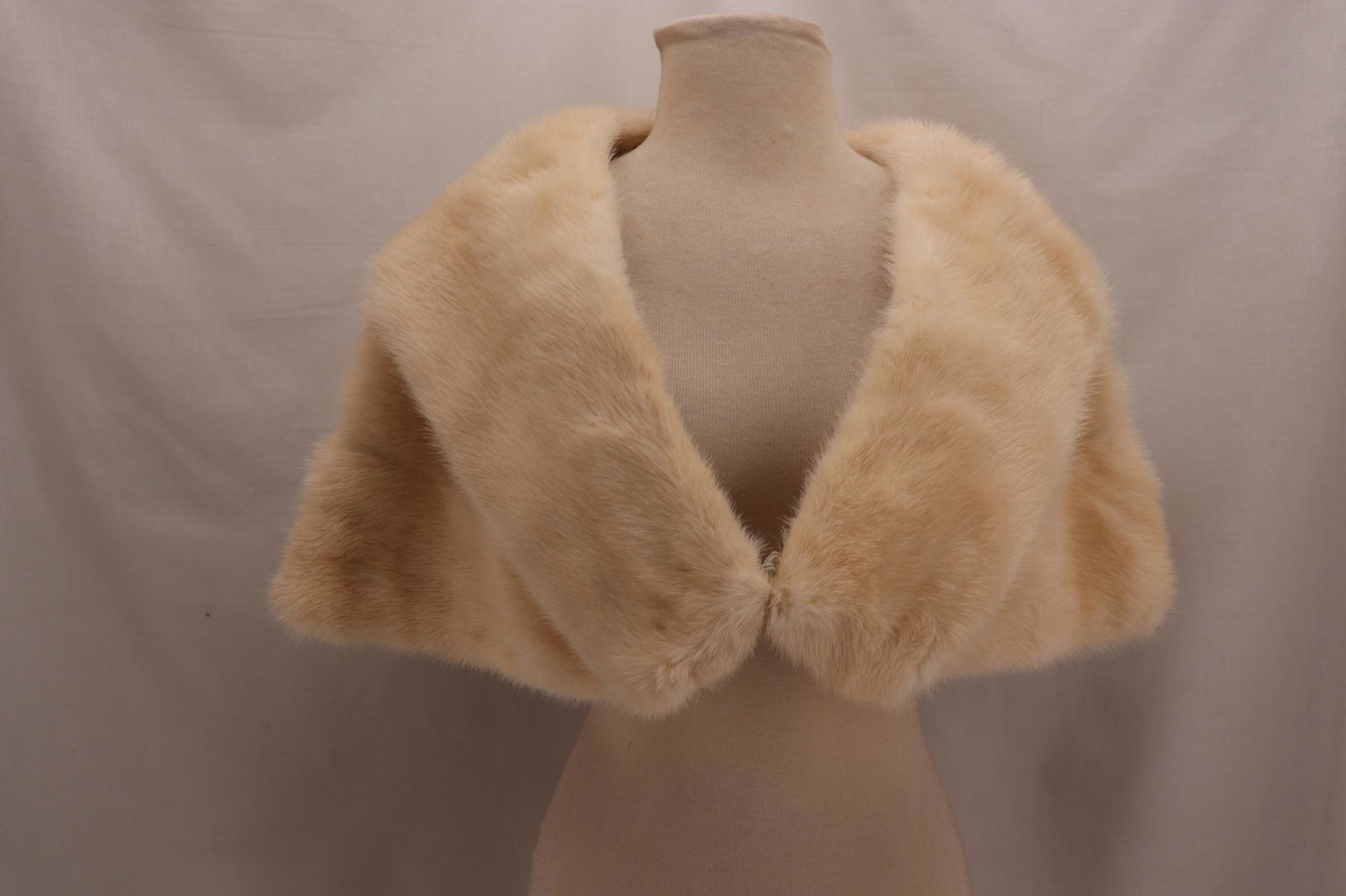 Vintage 1950's Blond Mink Capelet by Muscalus Furs (1 of 5)