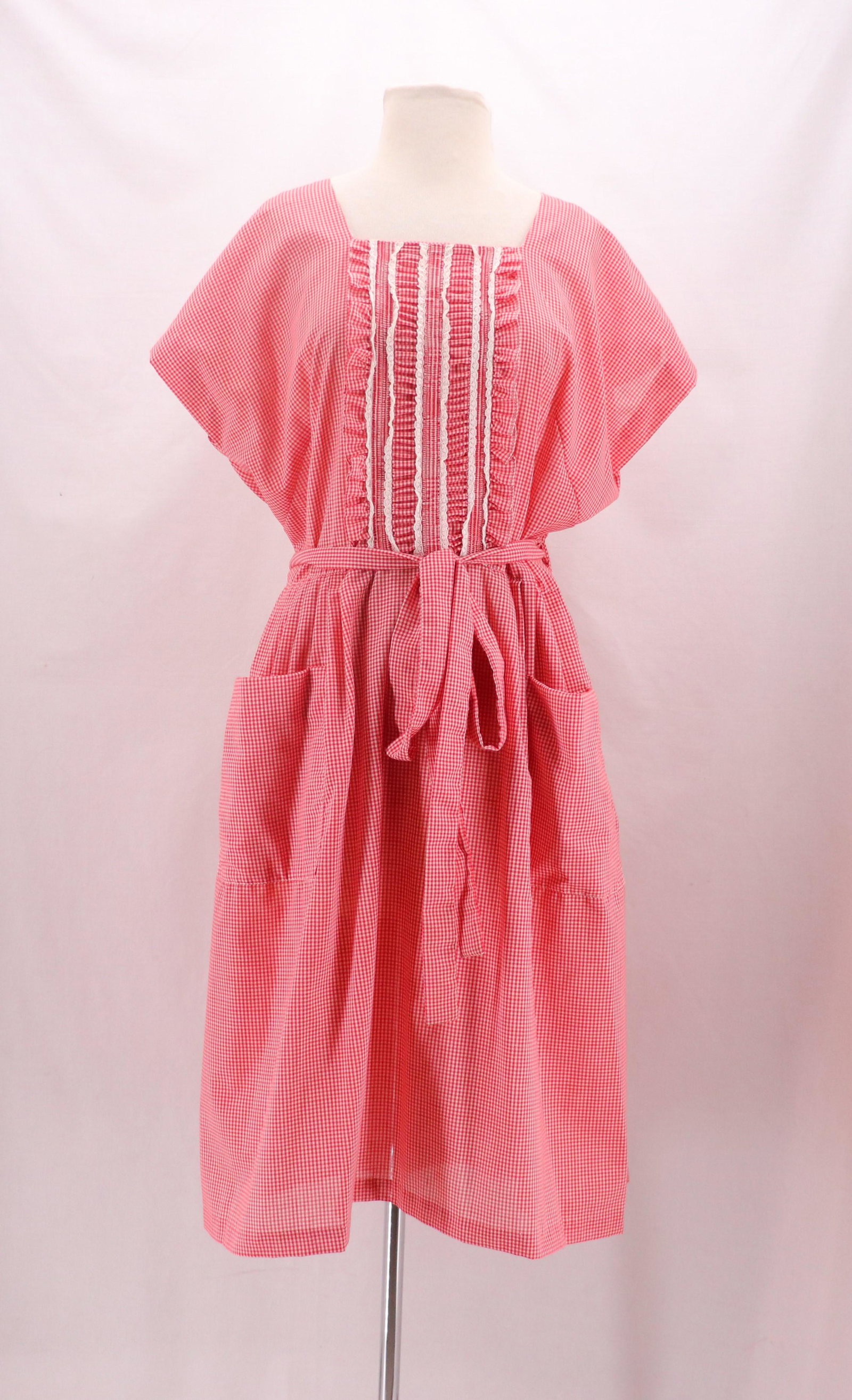 Vintage 1950's Gingham Wrap Dress, by Swirl: cap sleeves, square neck, ruffled front bodice, pleaded waist, large applique pockets, tie belt at waist, bust 50, waist up to 44, length of skirt 25, good condition