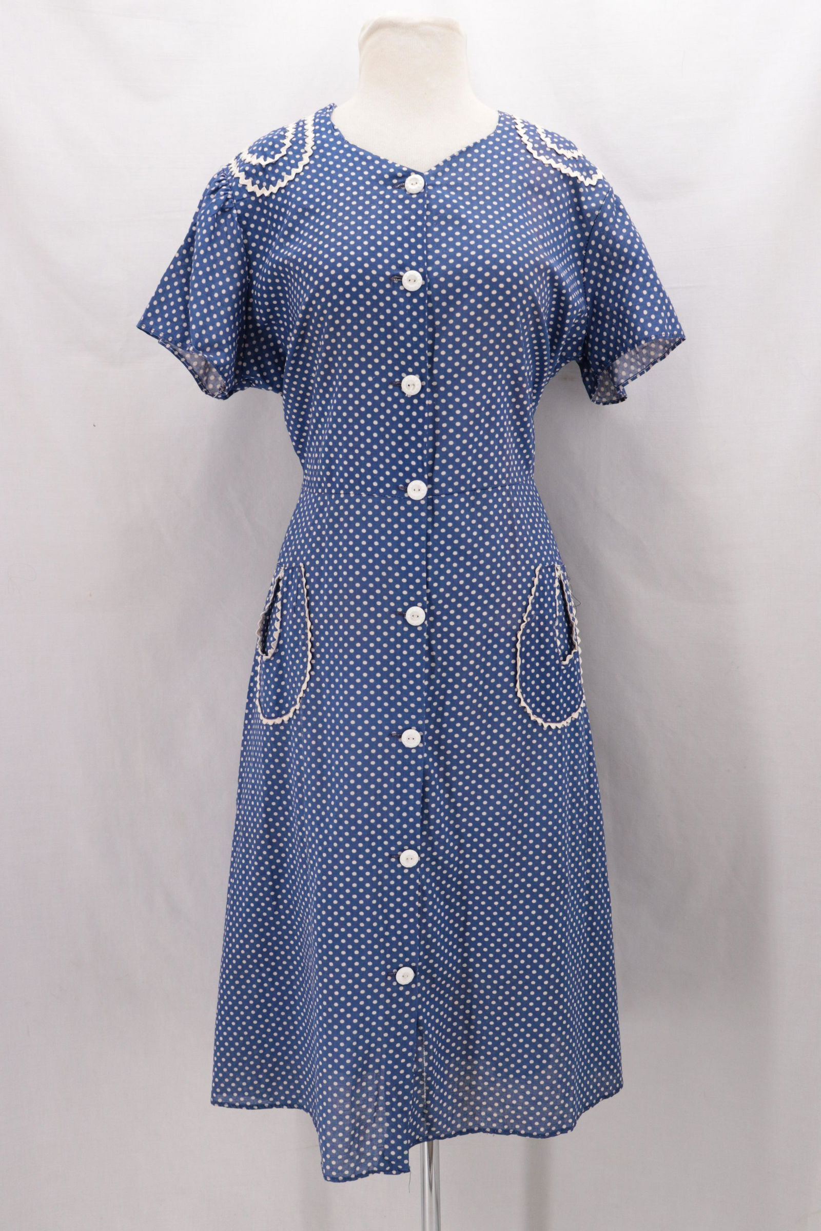 Vintage 1940's Polka-Dot House Dress (1 of 9)