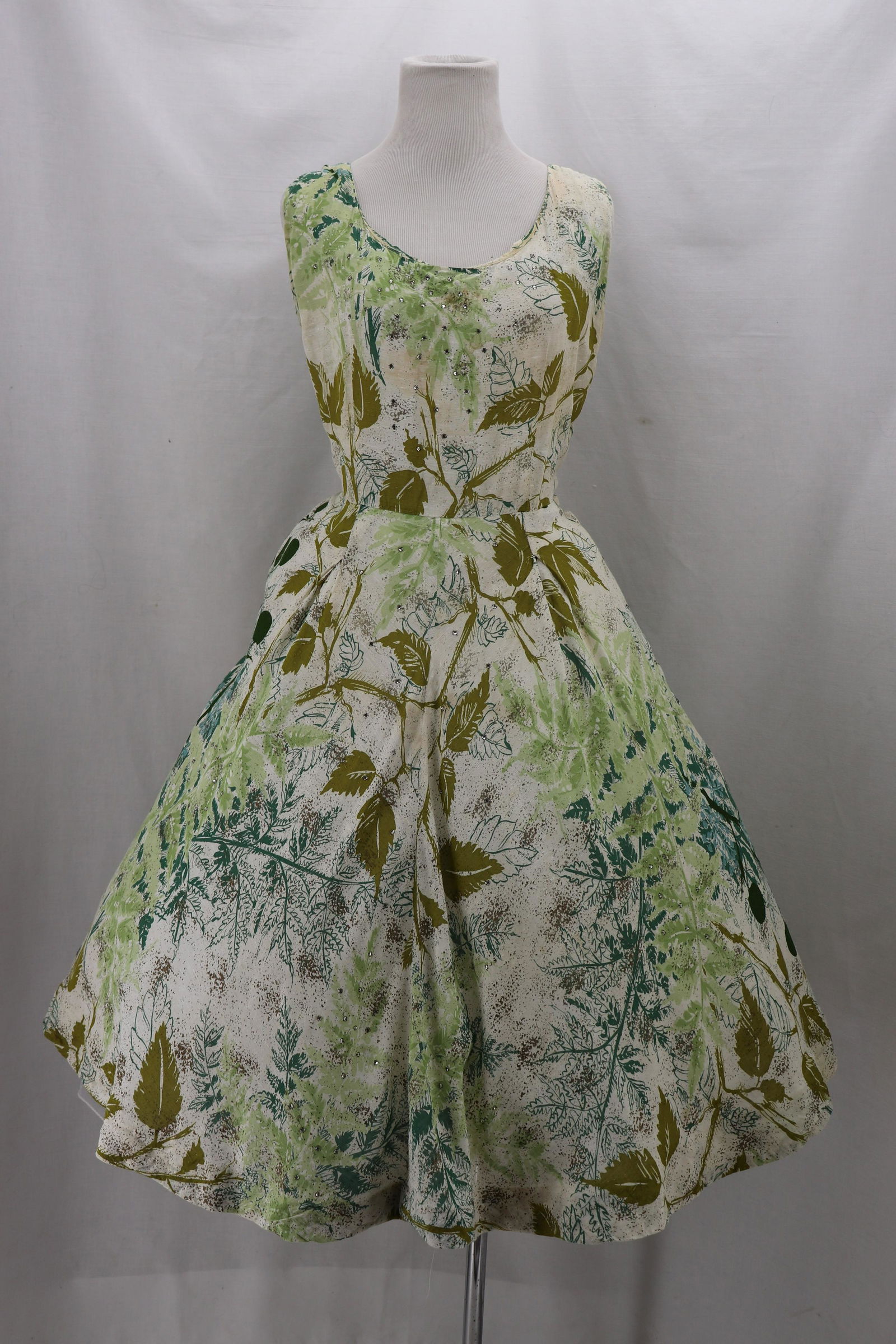 Vintage 1950's HOUSE OF LORDS, Summer Cotton Rhinestone: fit and flare cotton foliage pattern with rhinestones, sleeveless, scoop neck, flared skirt, one side slit pocket, size metal zipper, bust 42, waist 32, needs cleaning, some spots, see photo's