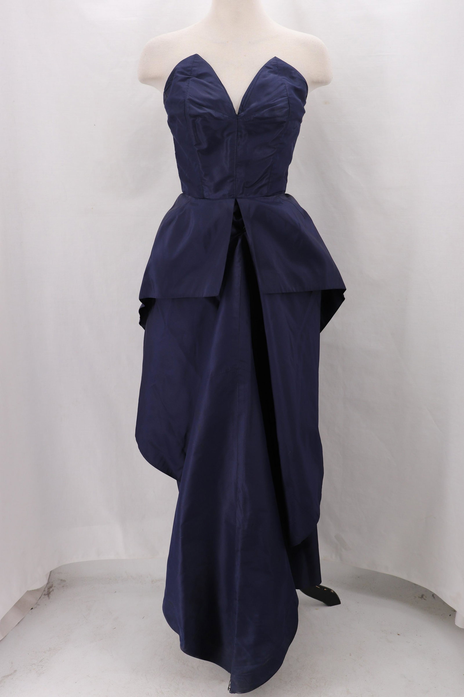 Vintage 1940's Navy Blue Taffeta Dramatic Sweet Heart (1 of 11)