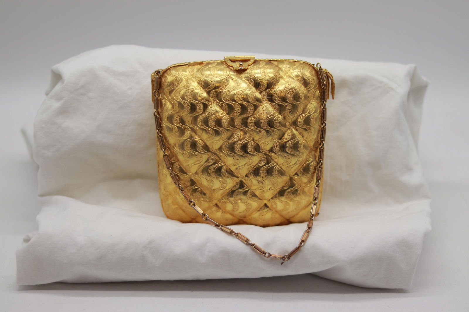 Vintage ROSENFELD, ITALY, Etched Gold Tone Purse: great condition with original cloth bag, etched gold tone metal with chain arm strap