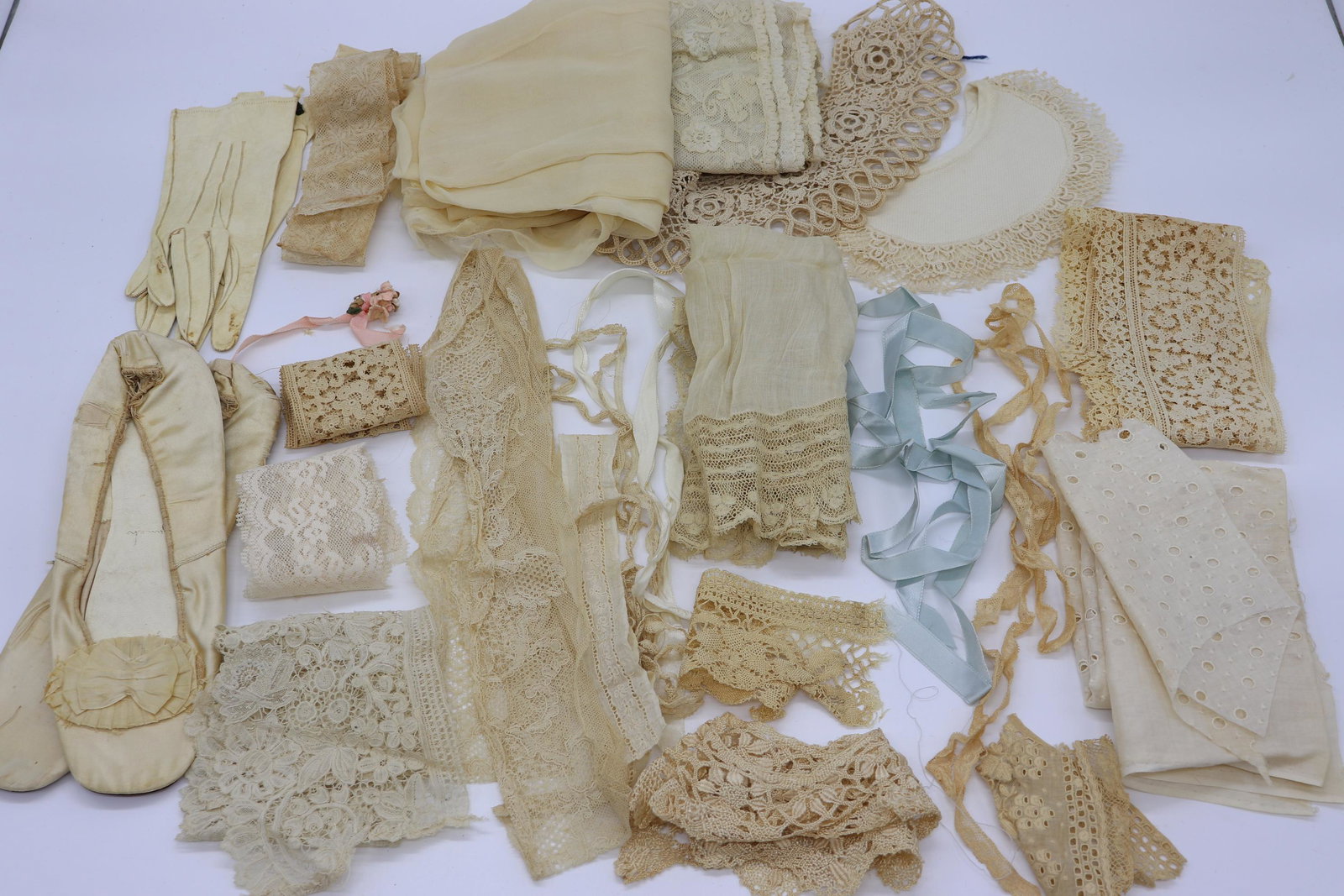Lot with Antique Lace, Silk, Wedding Slippers, Wedding: great lot with wedding hankie, lace trim, silk, 2 collars, 2 wedding shoes and a pair of kid skin gloves
