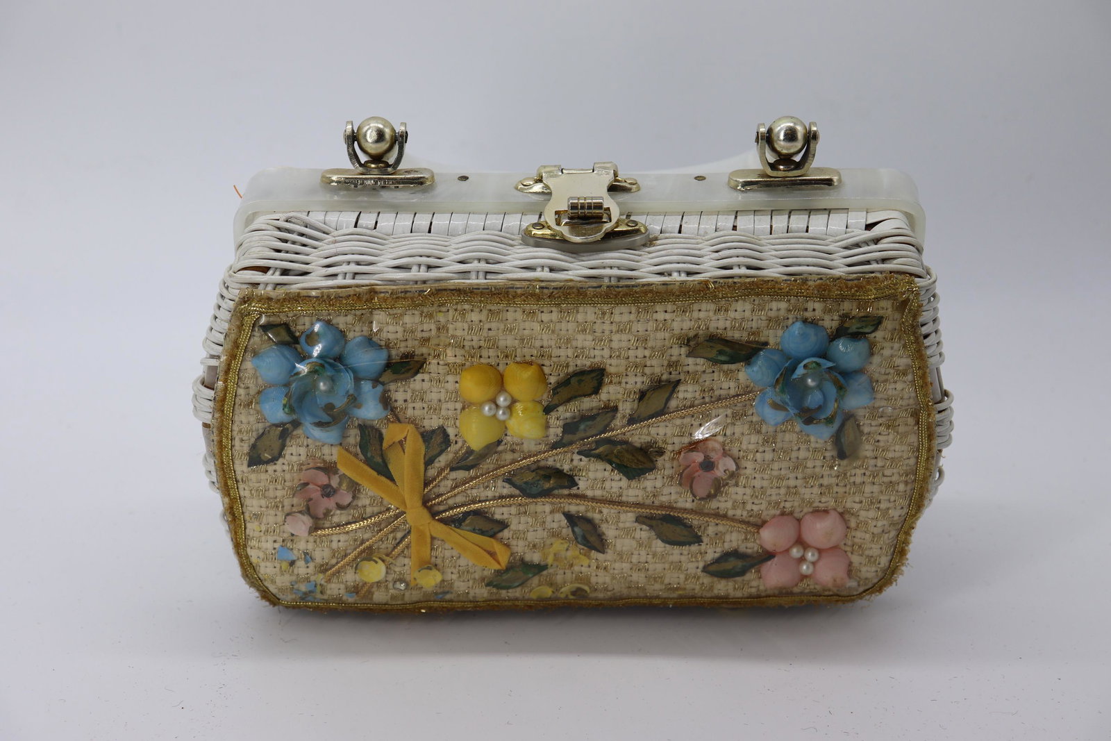 Vintage 1950's White Wicker Purse with Seashells: white wicker box purse with fabric front and sea shells with pearls in a floral pattern under vinyl, made in Hong Kong, white Lucite arm/wrist handle
