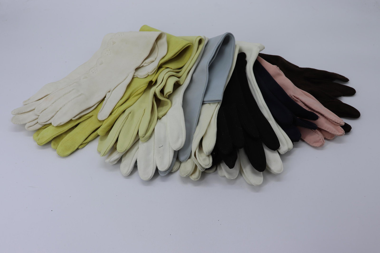 Lot of 11 Pair Ladies Vintage Gloves: various colors and size 7