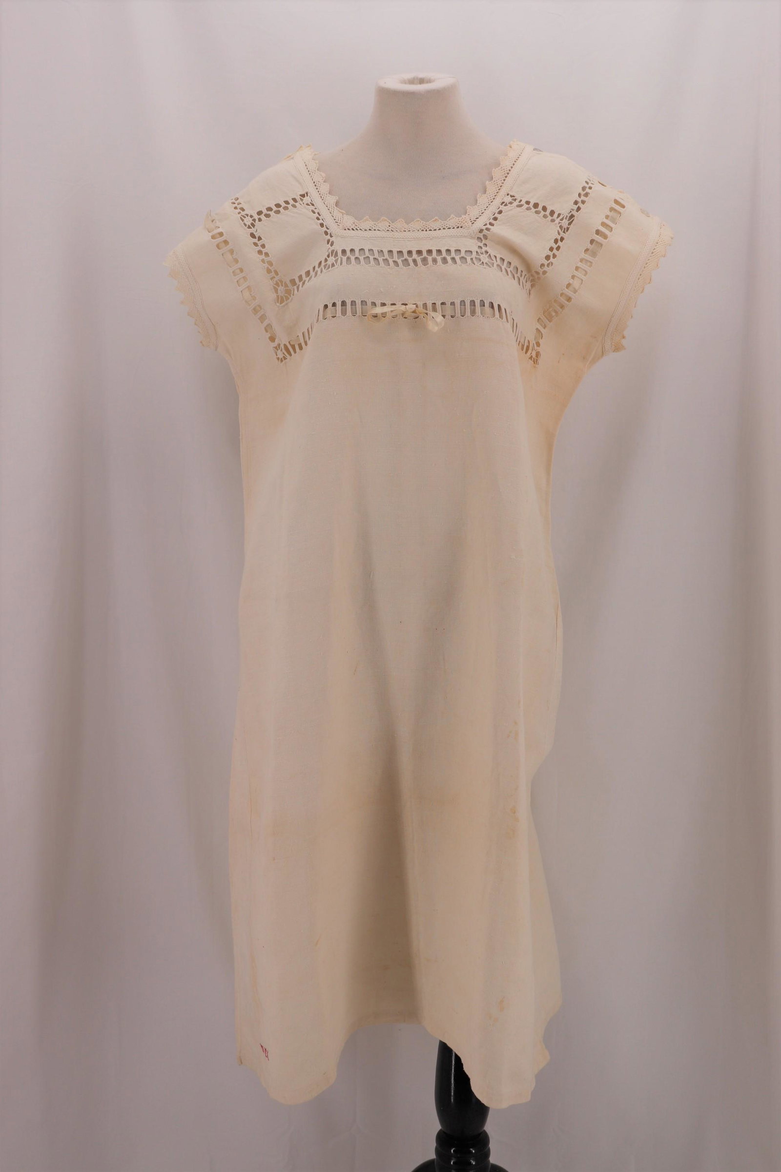 Vintage 1910/20's Heavy Linen Night Dress (1 of 12)