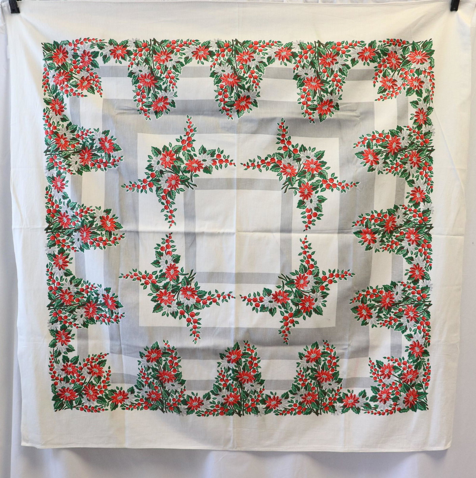 Vintage 1950/60's Floral Print Cotton Table Cloth: approx. 50 x 52, good condition with some color marks at ends, see photo's