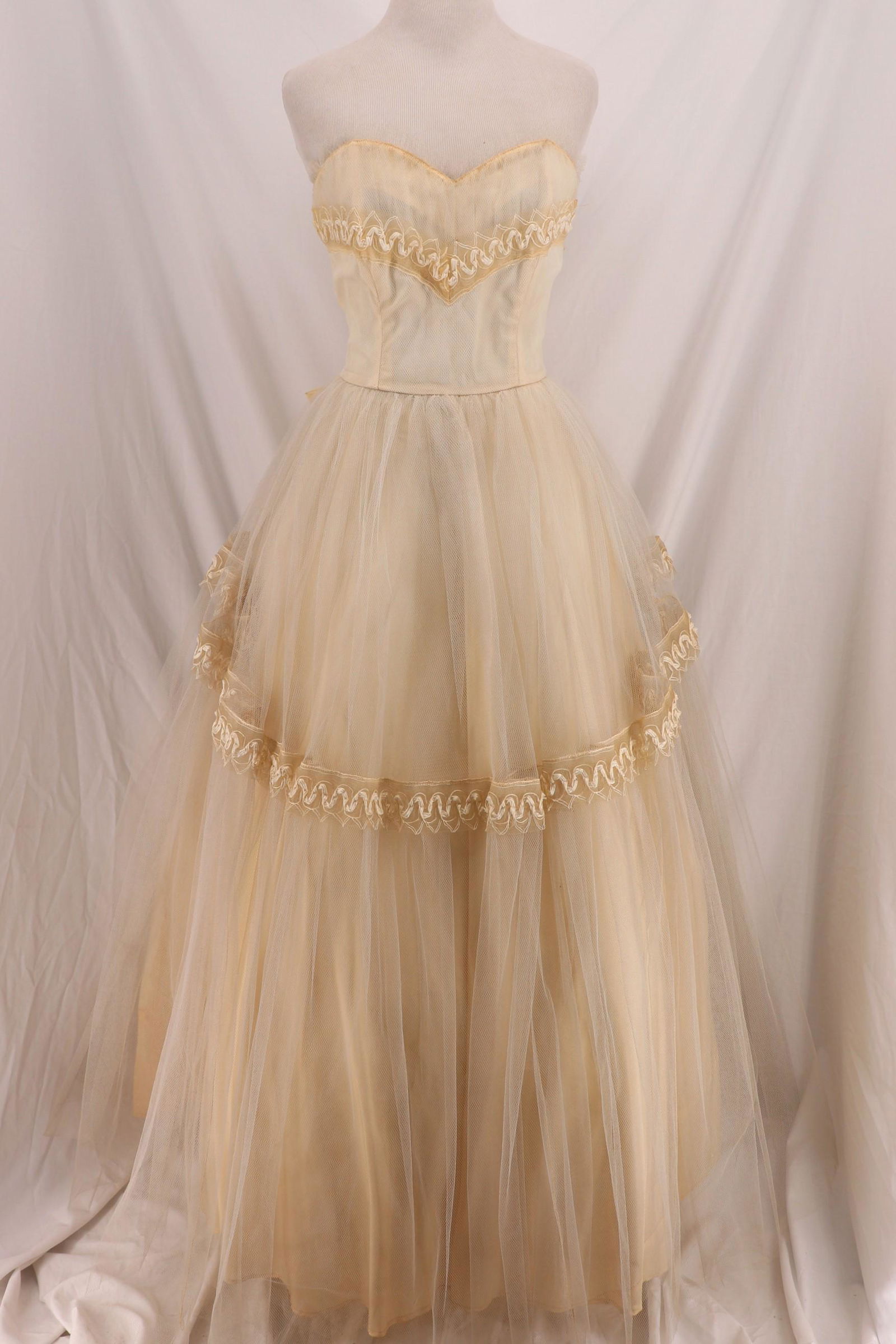 Vintage 1950's Sweet Heart Bodice tulle Party Dress: white strapless sweet heart bodice with boning, ruffled tulle at top, trimmed in raffia, full flowing layered skirt with raffia trim, full length, bow in back, back metal zipper, staining on under sli