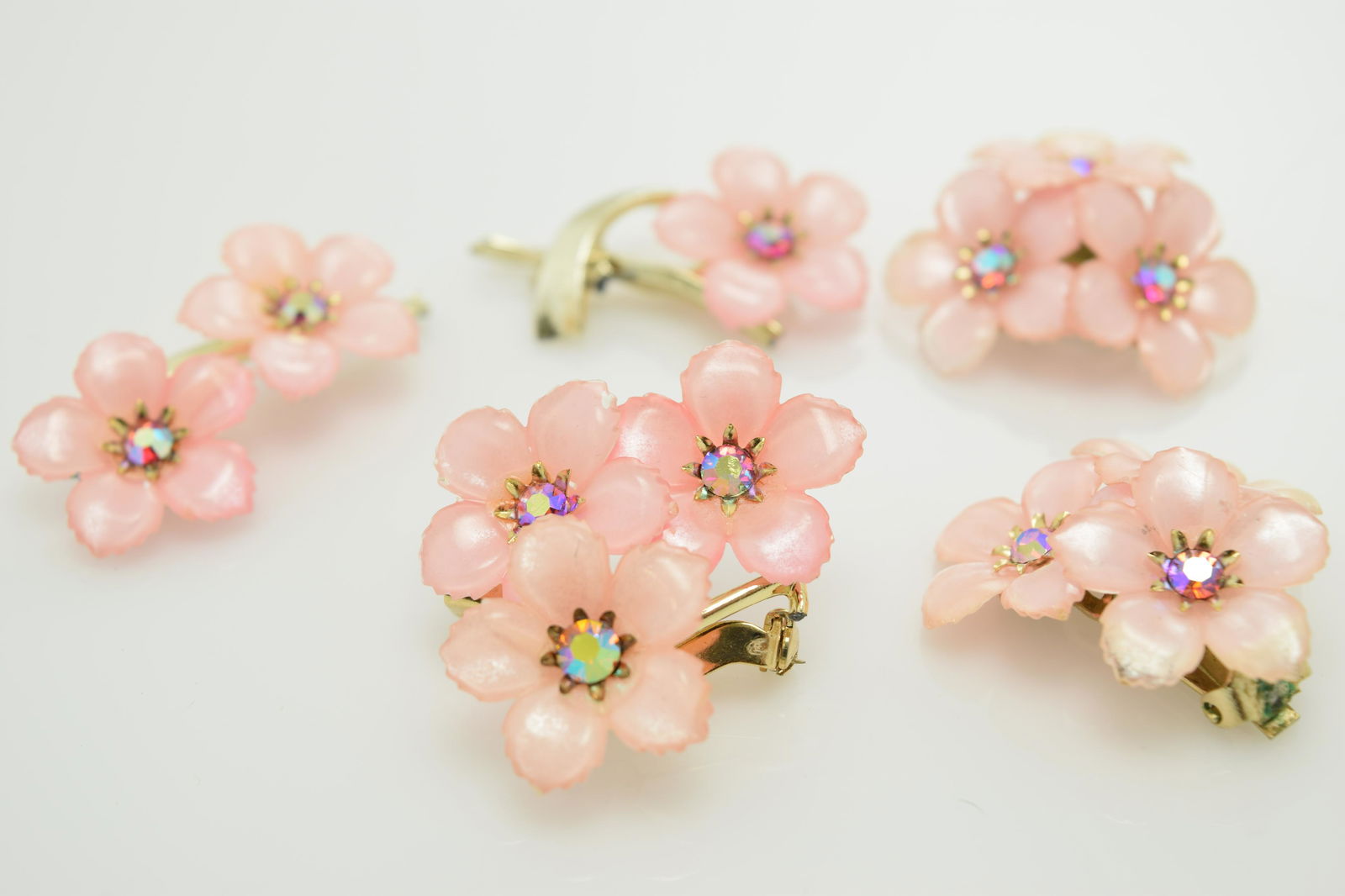 A pin and earring vintage set with pink flowers and (1 of 3)
