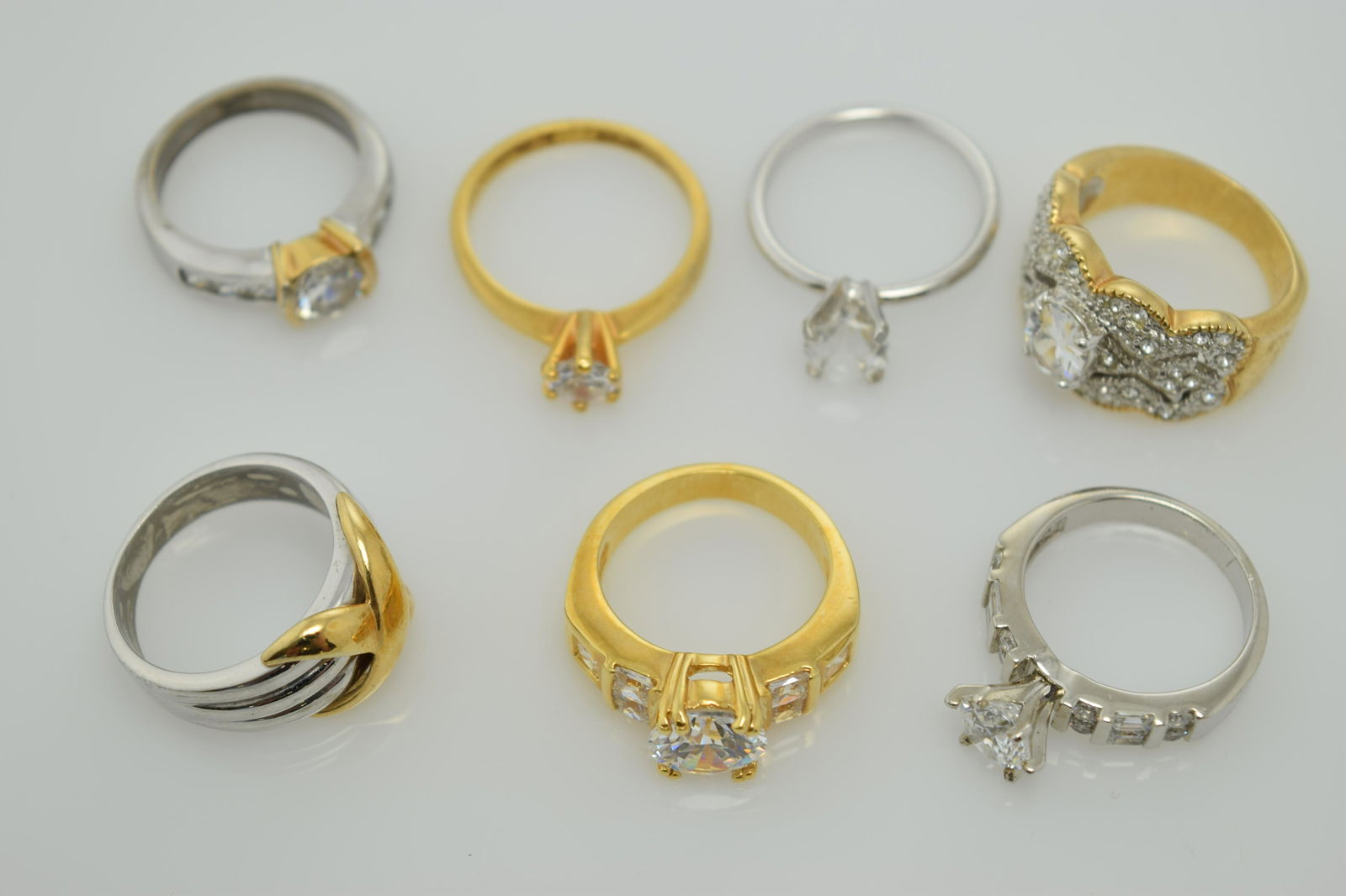 A lot of seven costume rings. (1 of 2)