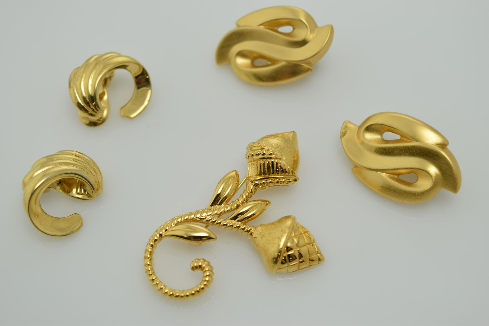 A lot consisting of two pairs of earrings and a pin. (1 of 2)