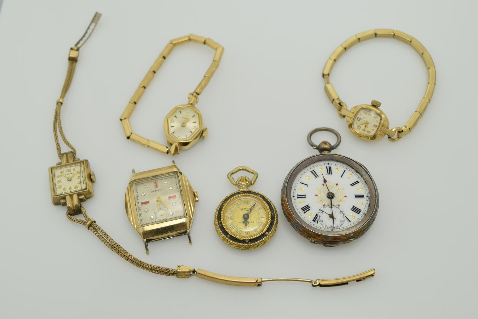 A lot of six vintage watches. (1 of 3)