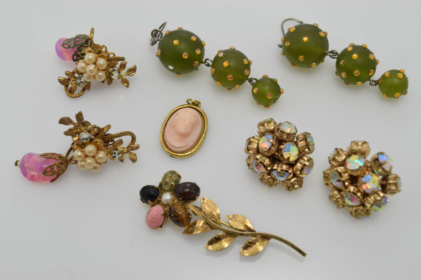 A lot of five unmatched pieces of jewelry. (1 of 3)