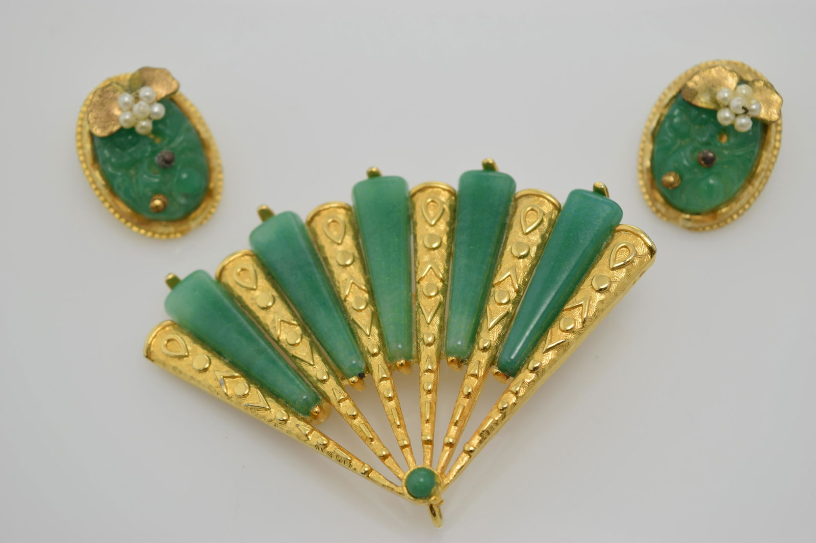 A lot of a gold tone fan pin and a pair of gold tone (1 of 2)