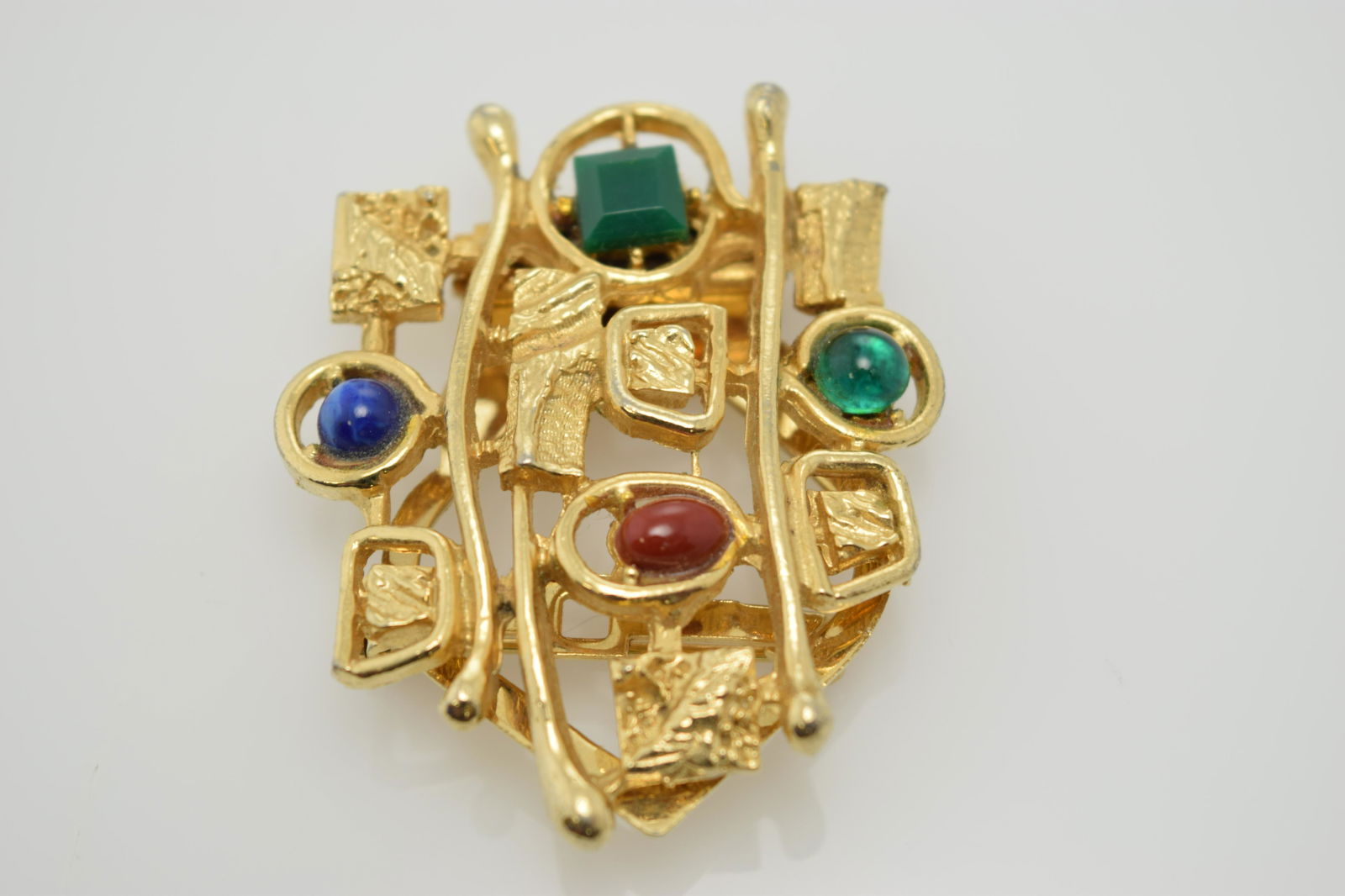 A signed "Art" pin/clip.: A gold tone signed Art pin, clip, or scarf holder. It has 4 colorful stones on the front. In good condition.