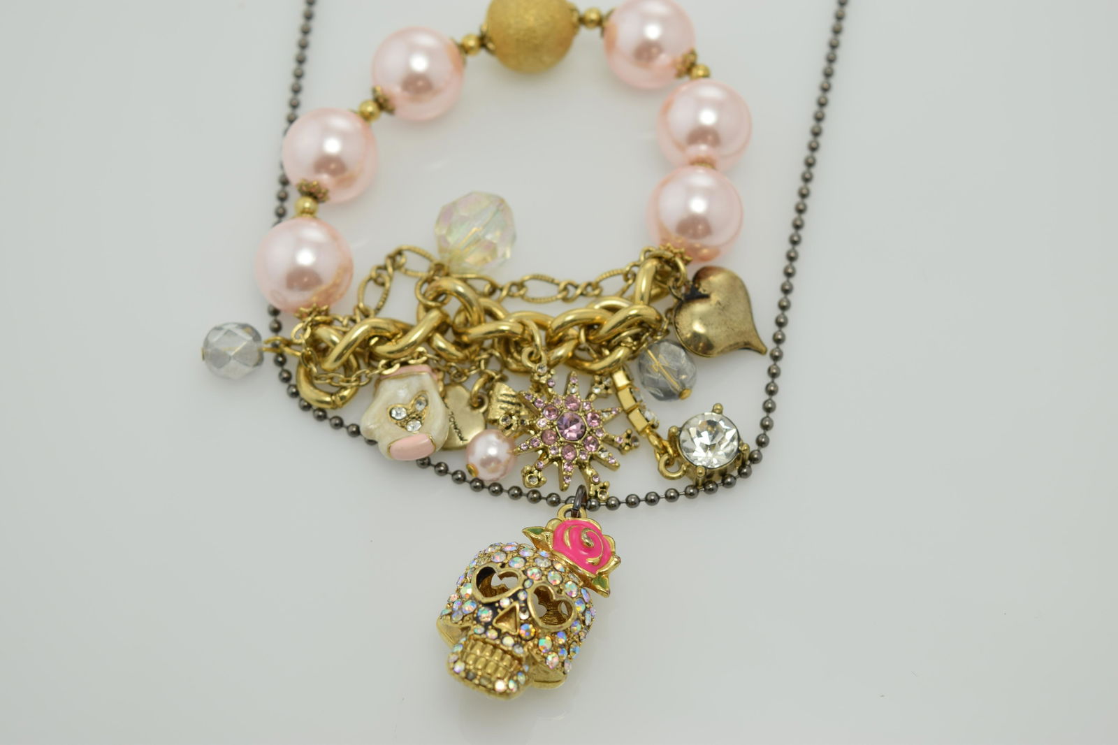 A lot of a non-matching bracelet and necklace with (1 of 5)