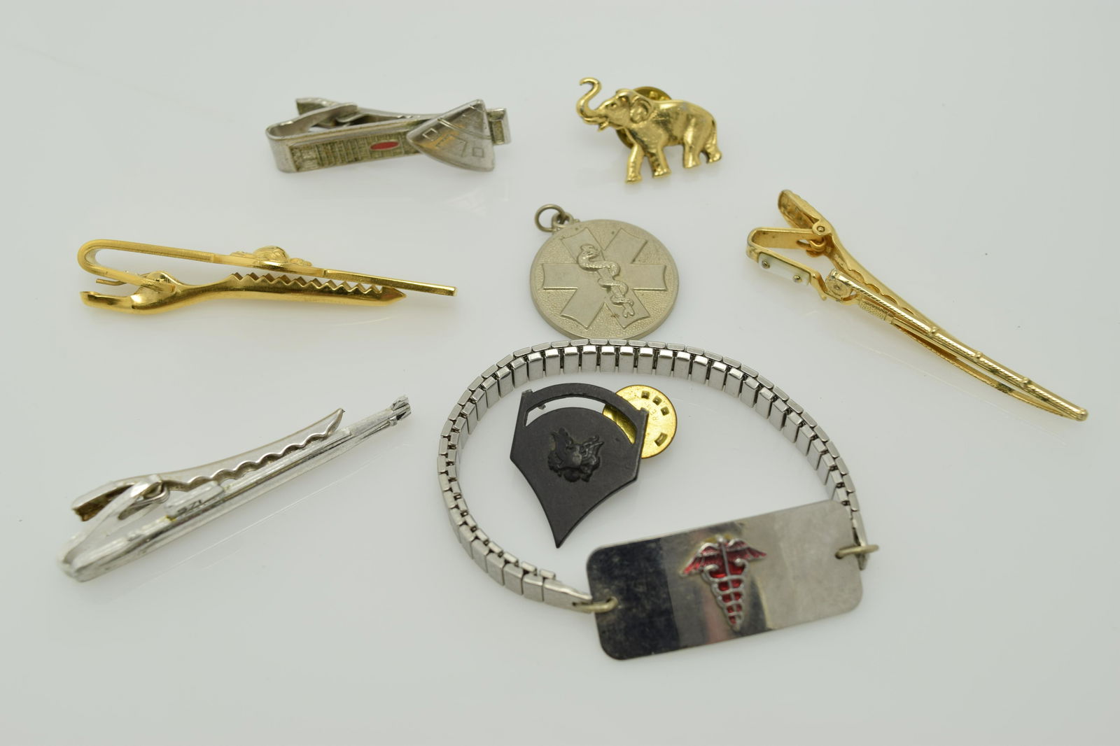 Lot of eight pieces of men's jewelry accessories. (1 of 2)