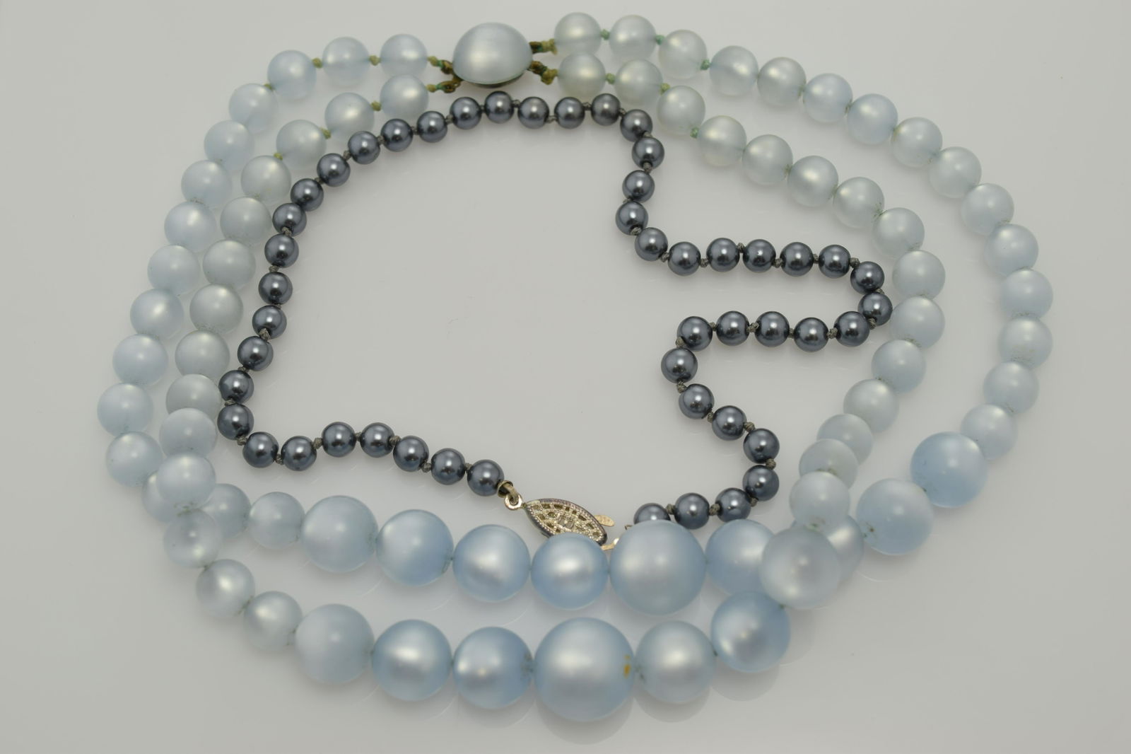 A lot of two vintage necklaces. (1 of 3)