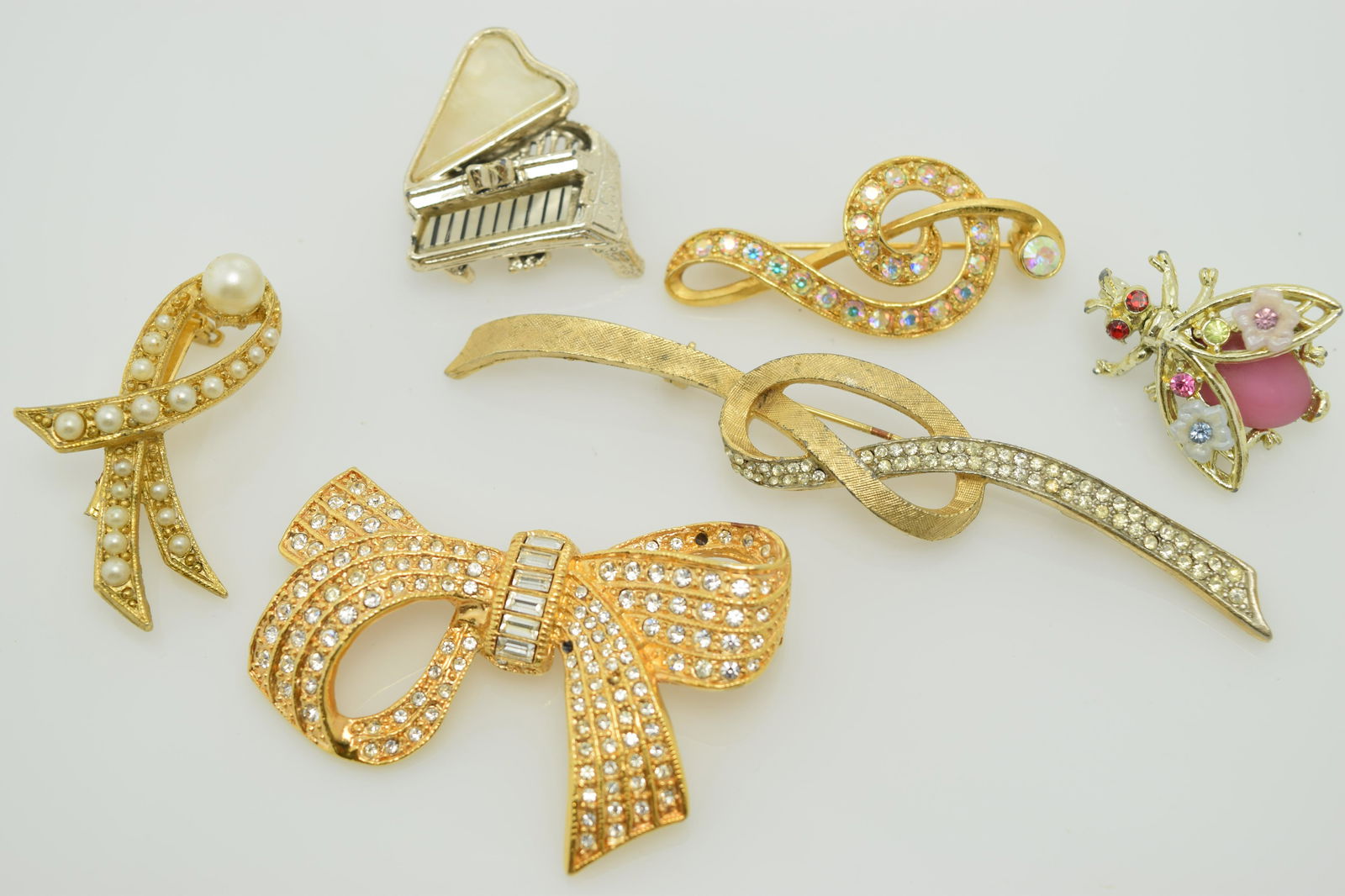 A lot of six vintage pins/brooches. (1 of 3)