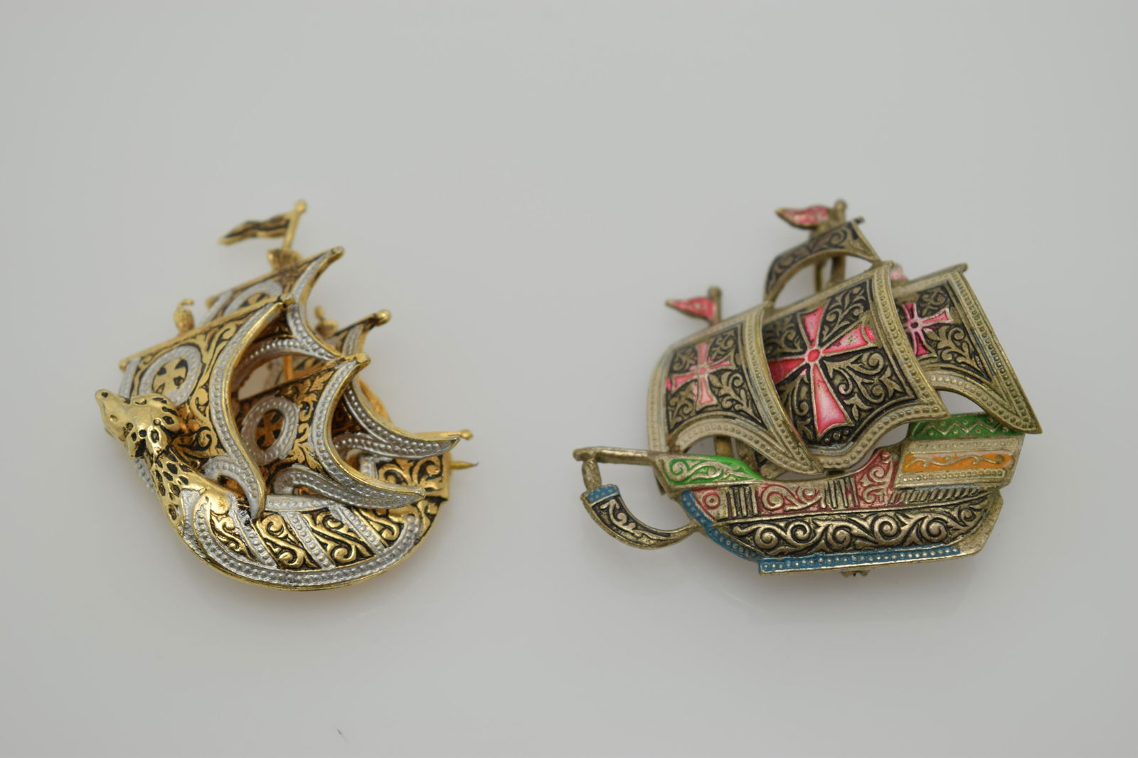 A lot of two vintage  Spanish galleon damascene pins. (1 of 2)