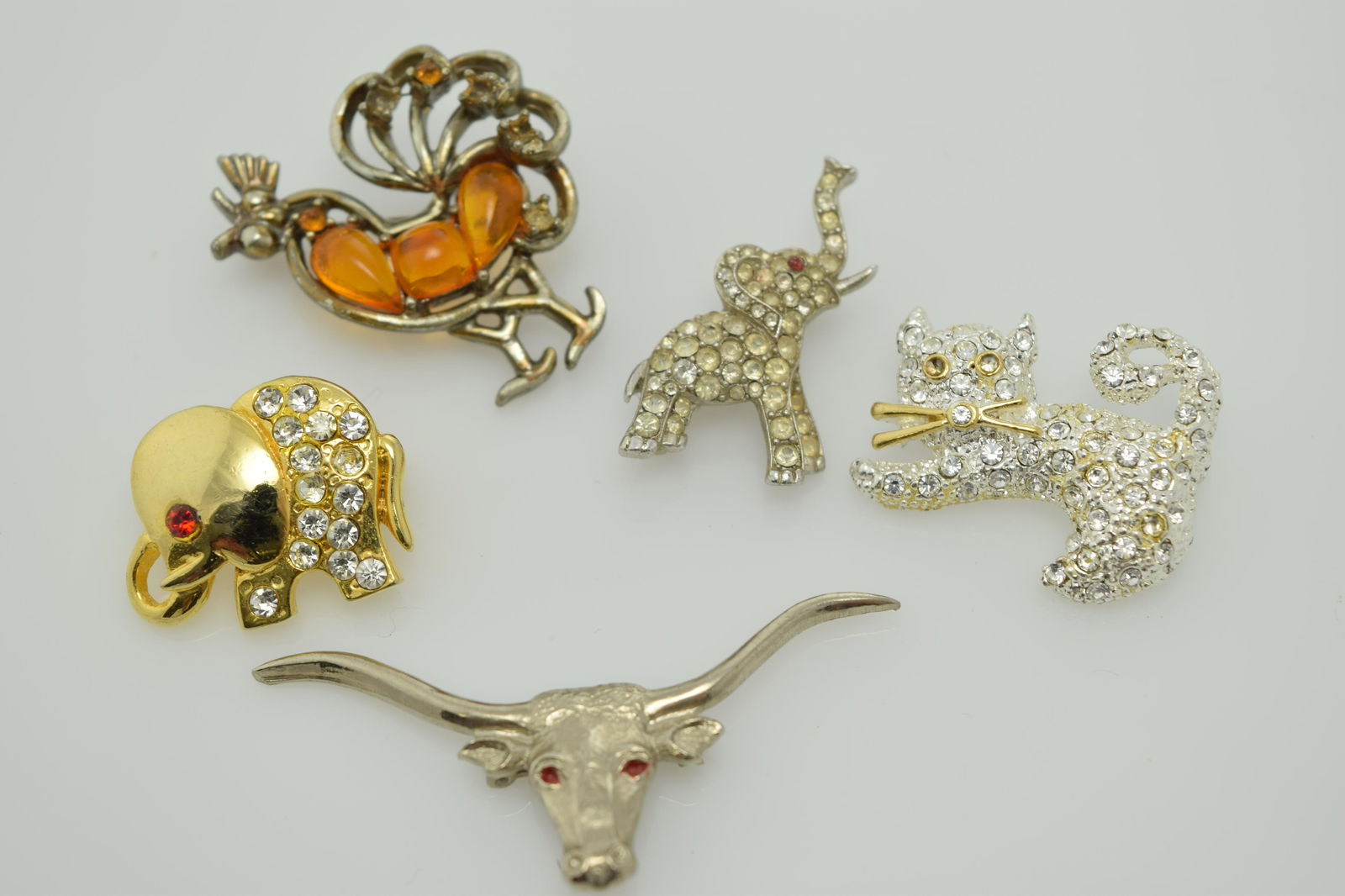 A lot of five vintage pins/brooches. (1 of 3)