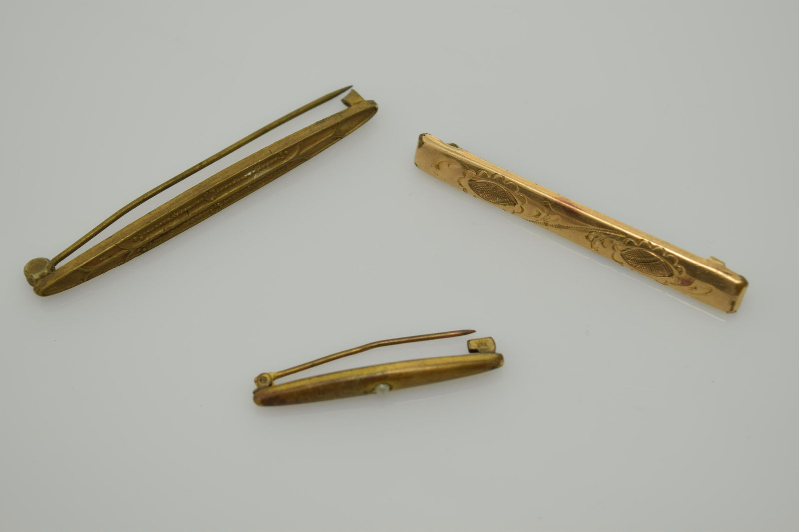 A lot of three Victorian bar pins. (1 of 3)