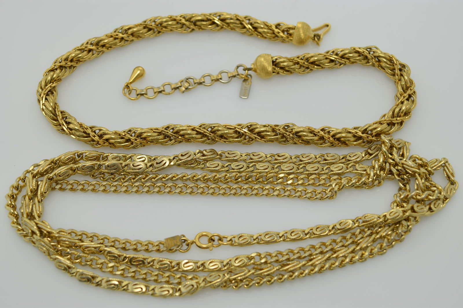 A lot of two vintage necklaces with Monet hang tags. (1 of 3)