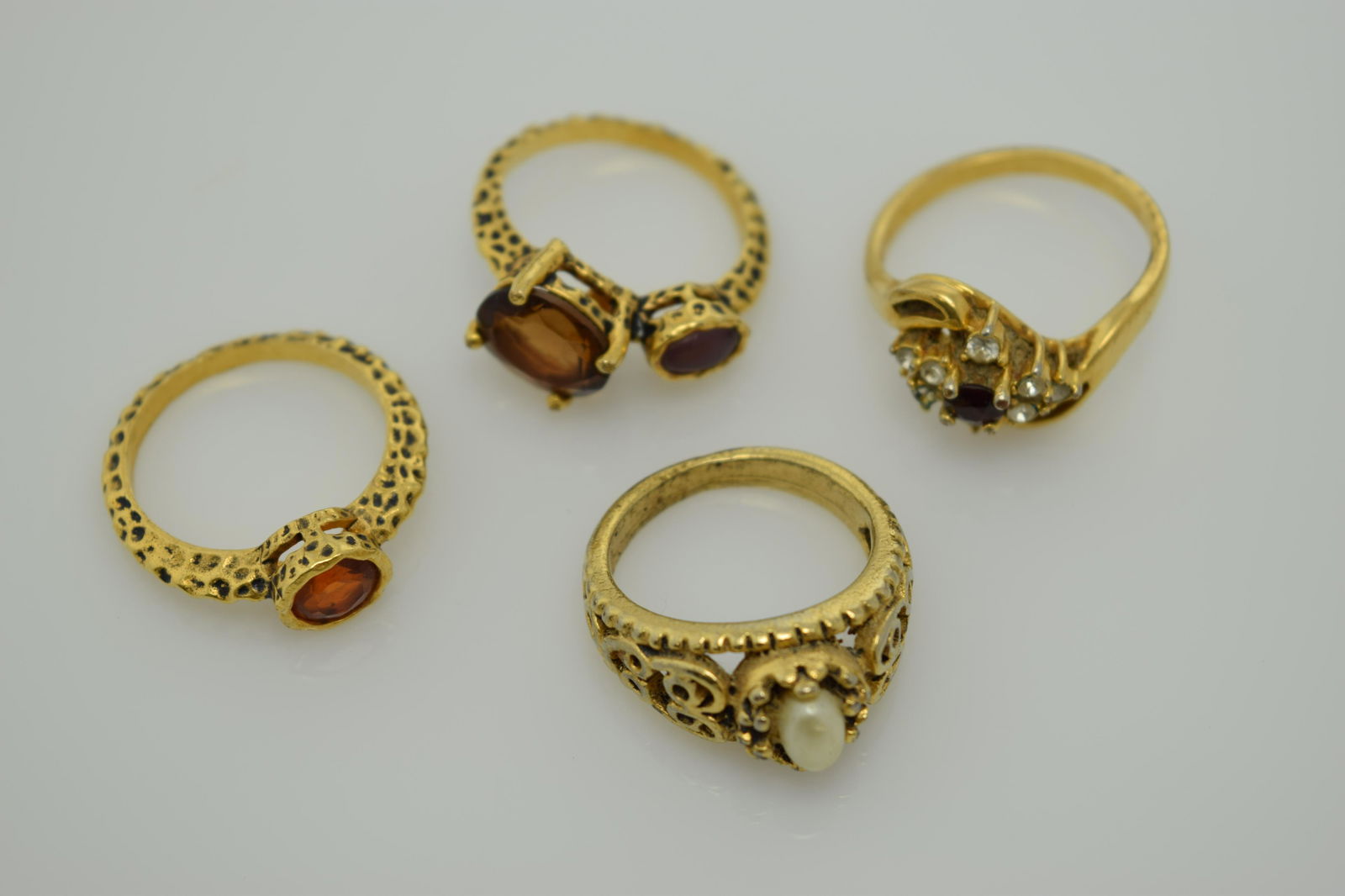 A lot of four vintage rings with stones. (1 of 3)
