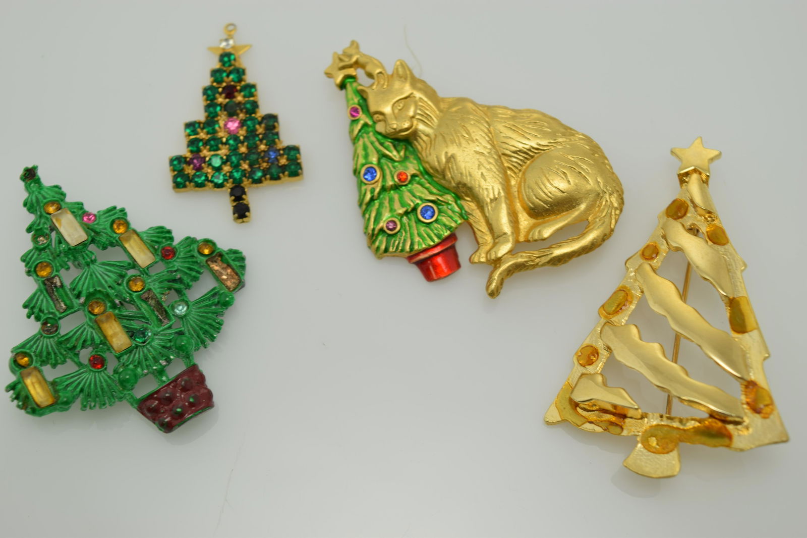 A lot of three Christmas pins and one pendant. (1 of 2)