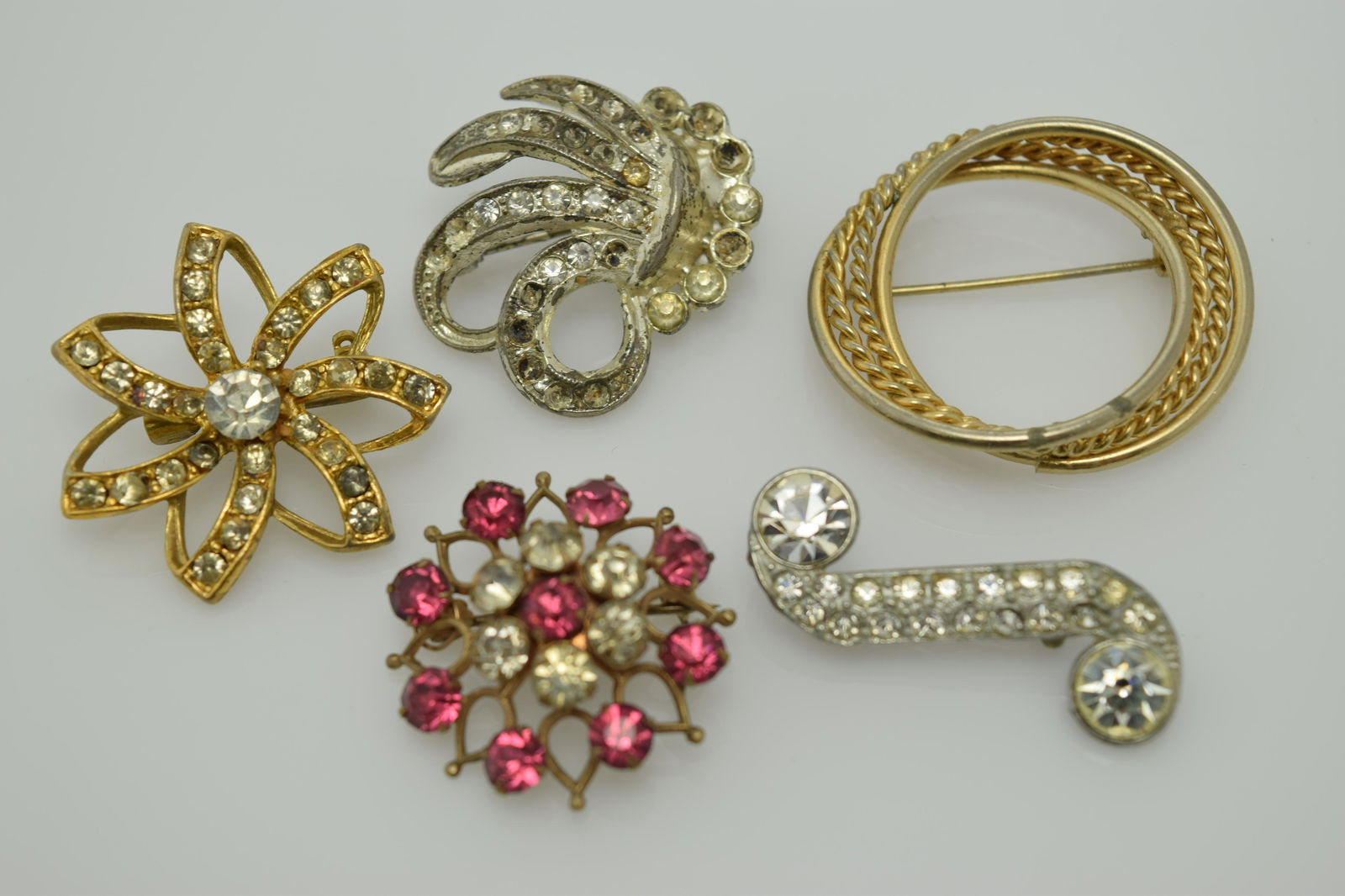 A lot of five vintage pins/brooches. (1 of 3)