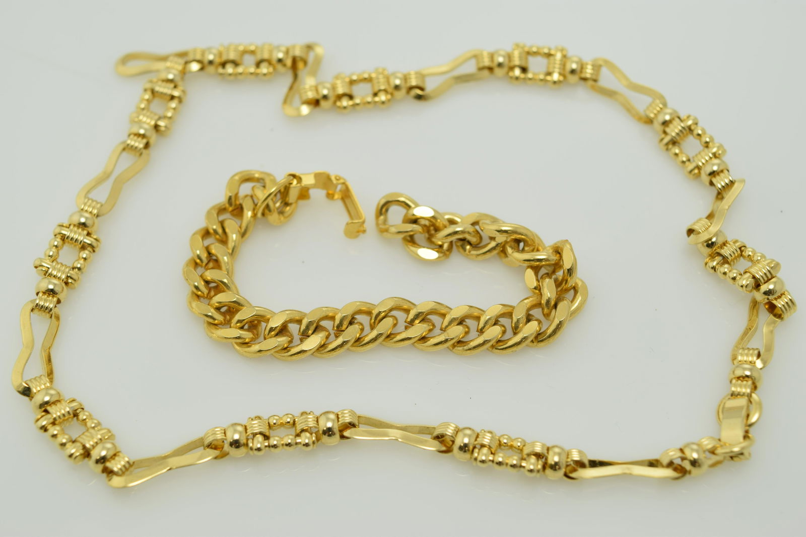 A lot of gold tone fancy chain necklace and gold tone (1 of 2)