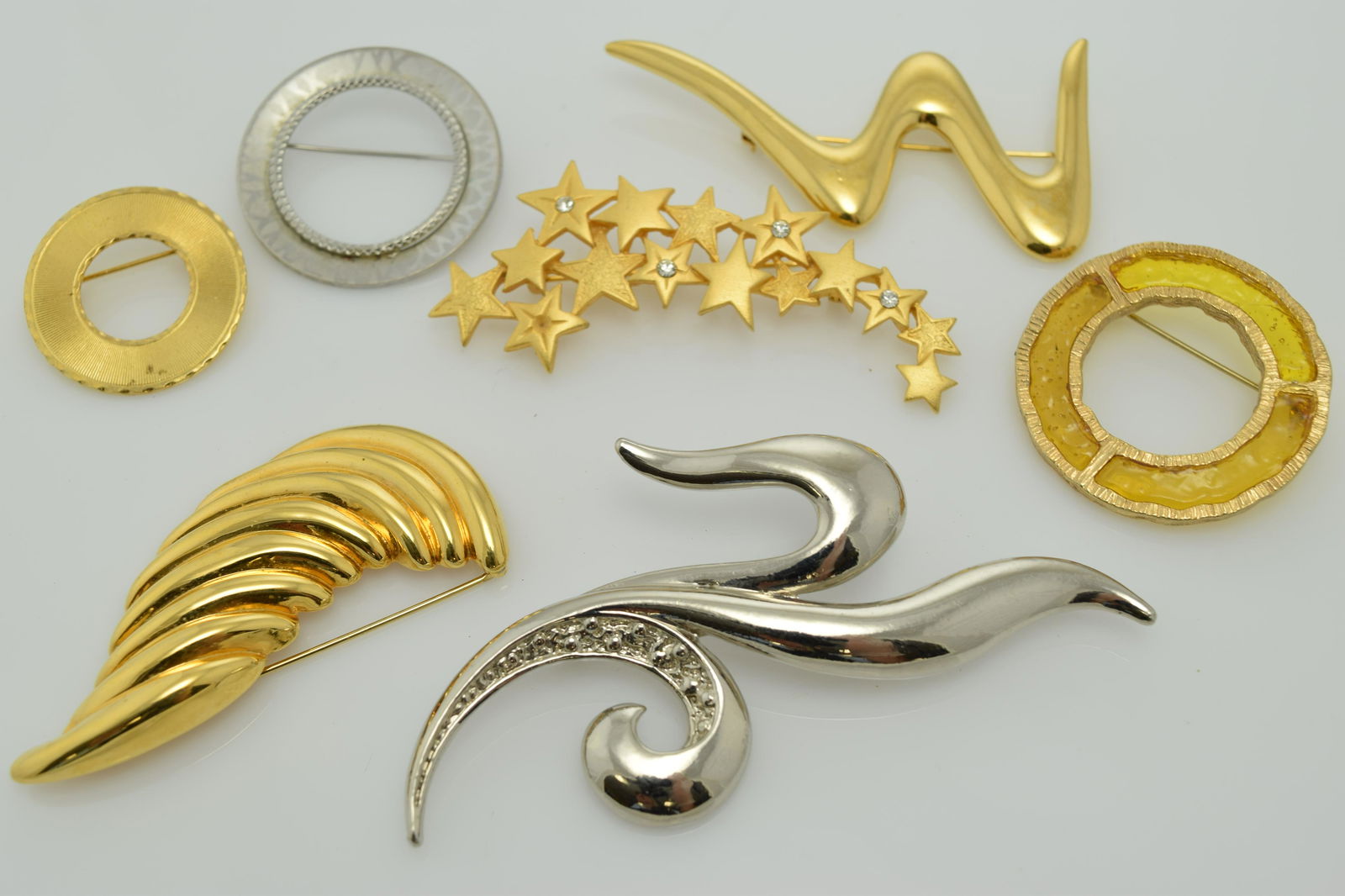 A lot of seven vintage pins/brooches. (1 of 2)