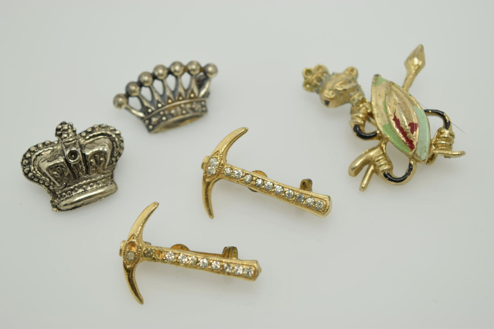 A lot of five vintage pins/brooches. (1 of 2)