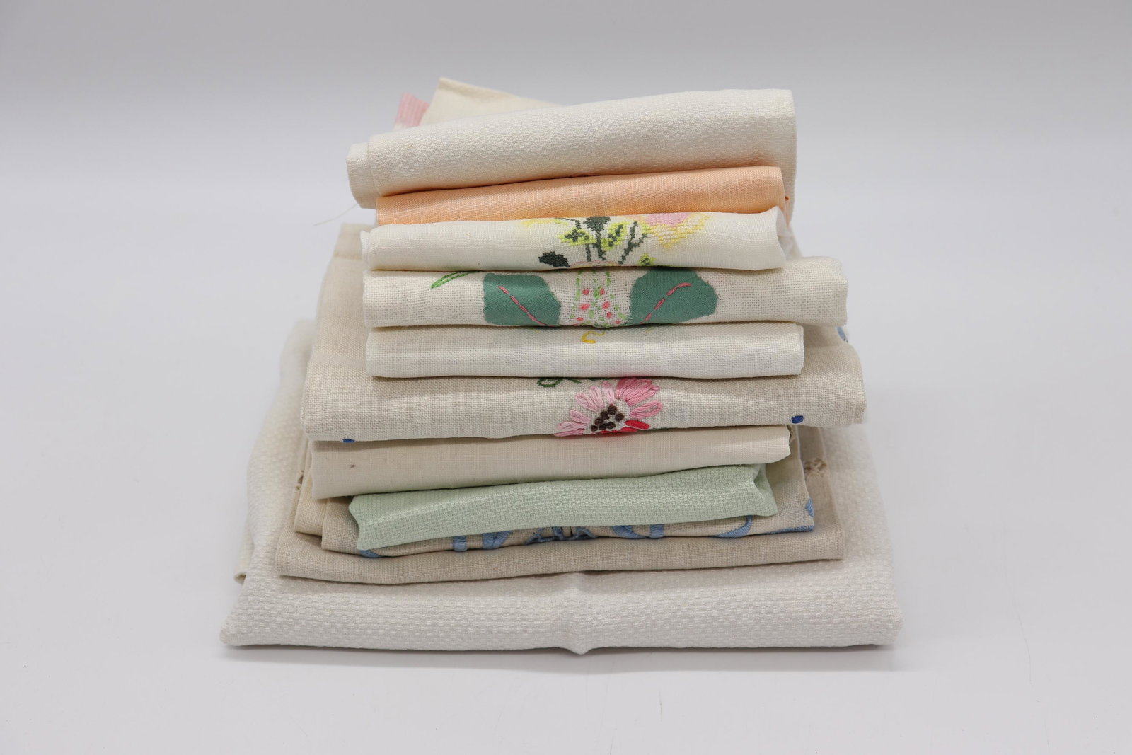 Lot of 11 Vintage Linens: mostly towels, see photo's