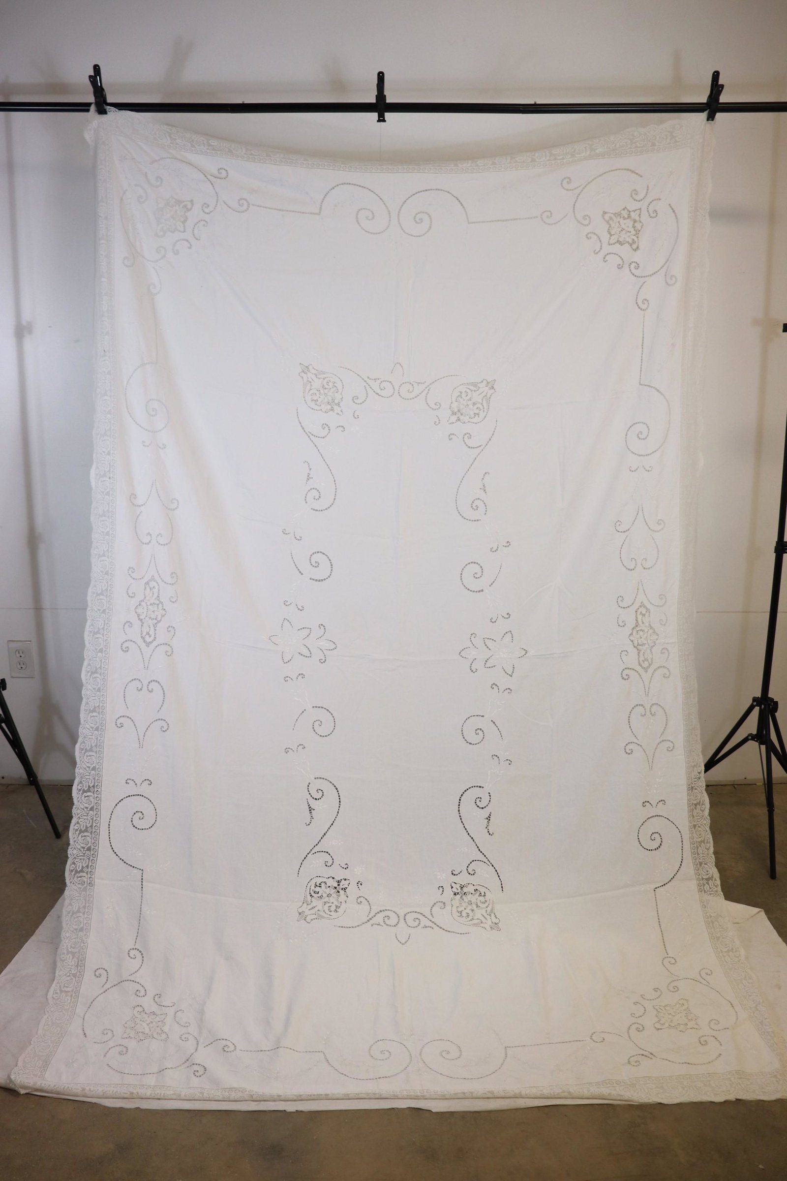 Vintage Mixed Lace & Linen Table Cloth (1 of 12)