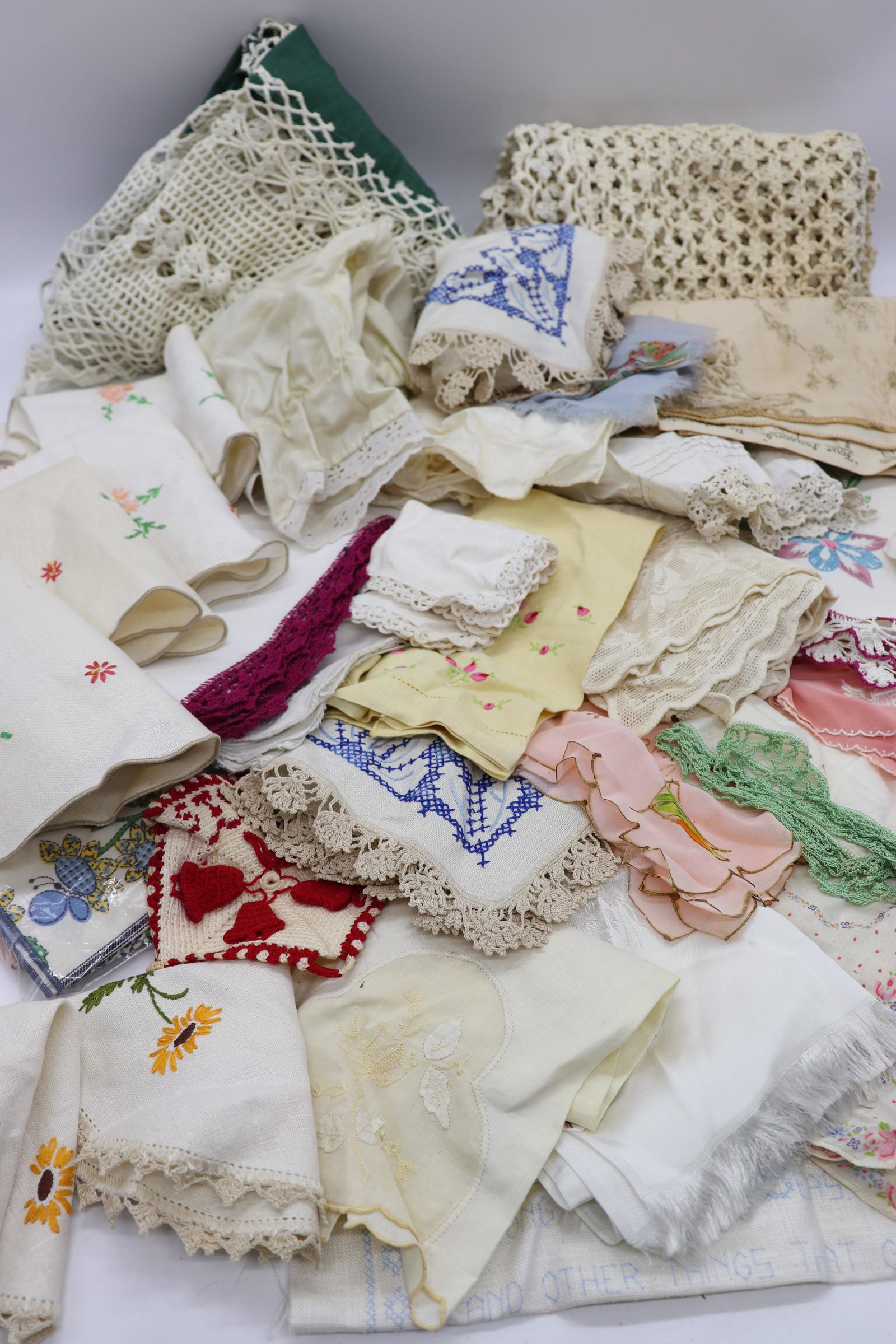 Large Lot of Vintage Linens: see photo's