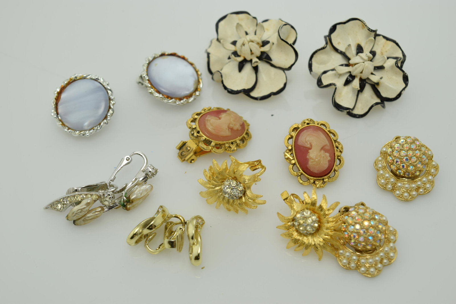 A lot of seven pairs of vintage clip on earrings. (1 of 2)
