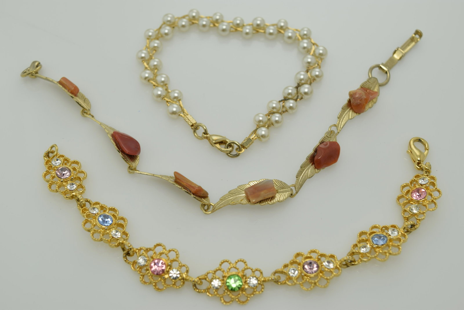 A lot of three vintage bracelets. (1 of 3)