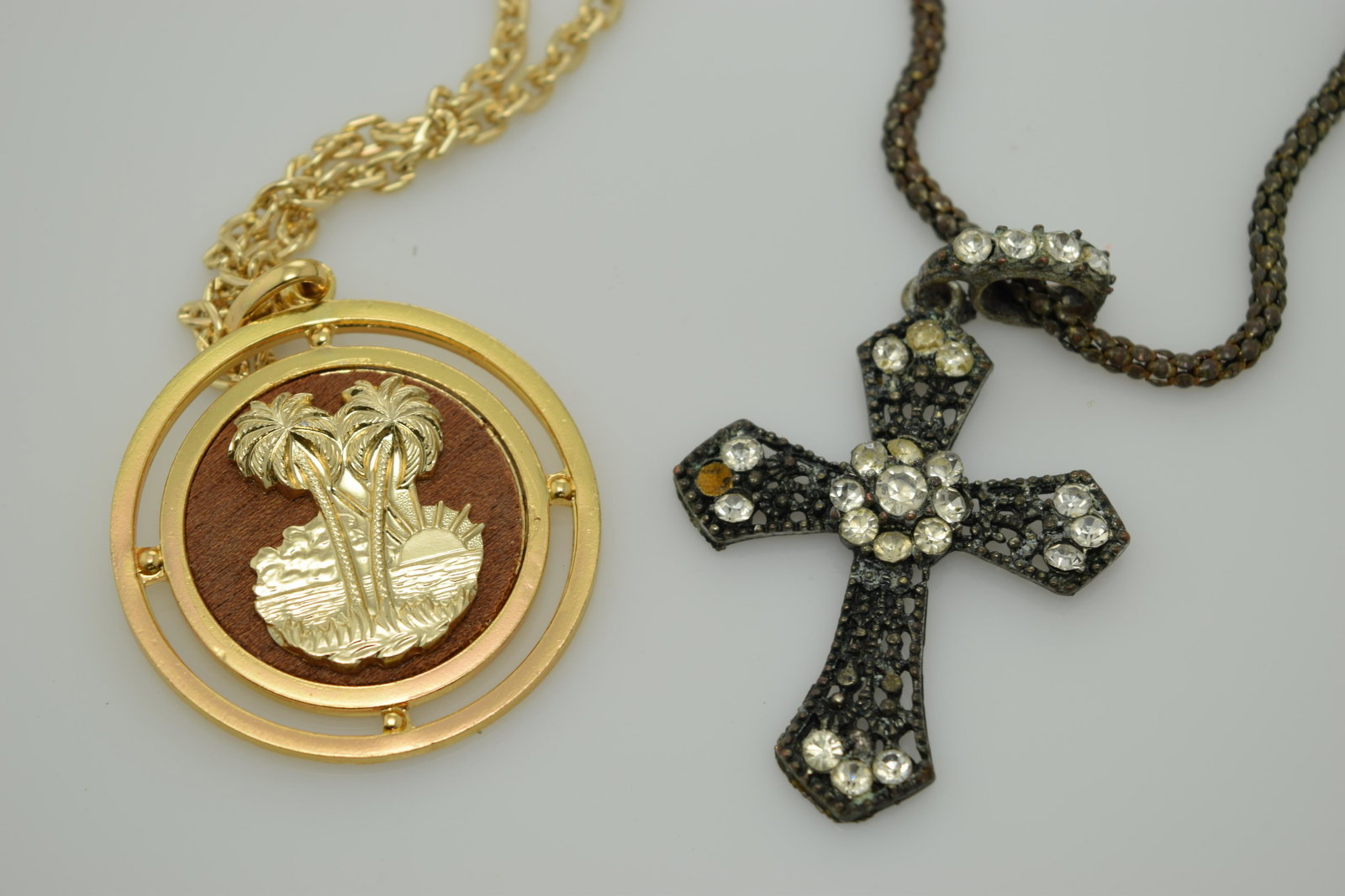 A lot of two vintage necklaces. (1 of 3)