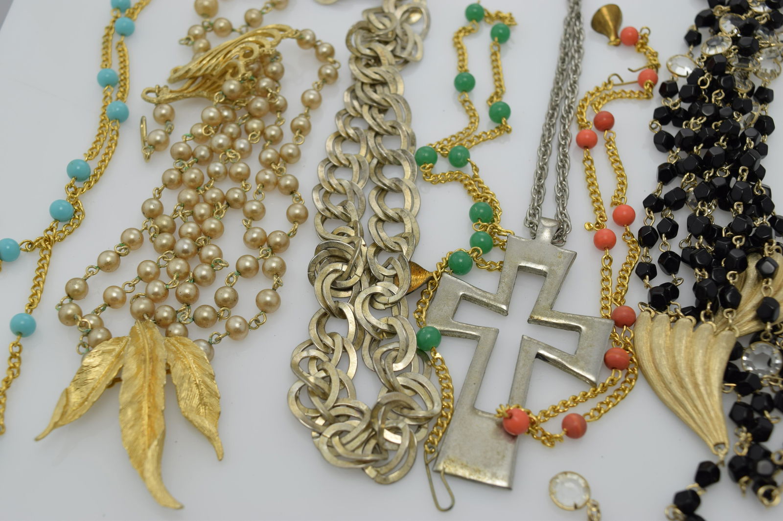 A lot of seven vintage necklaces. (1 of 3)