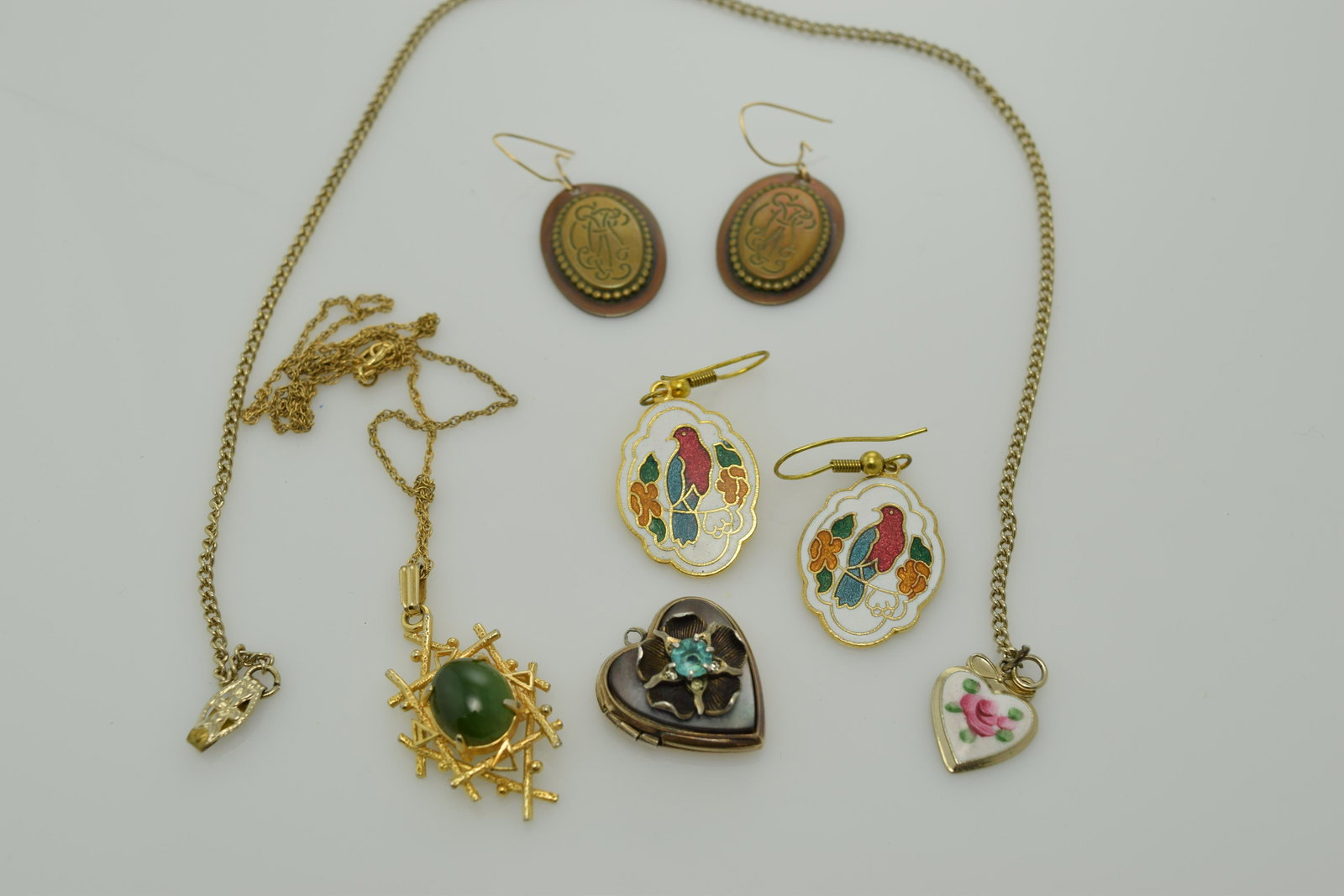 A lot of five vintage miscellaneous pieces of unmatched (1 of 2)