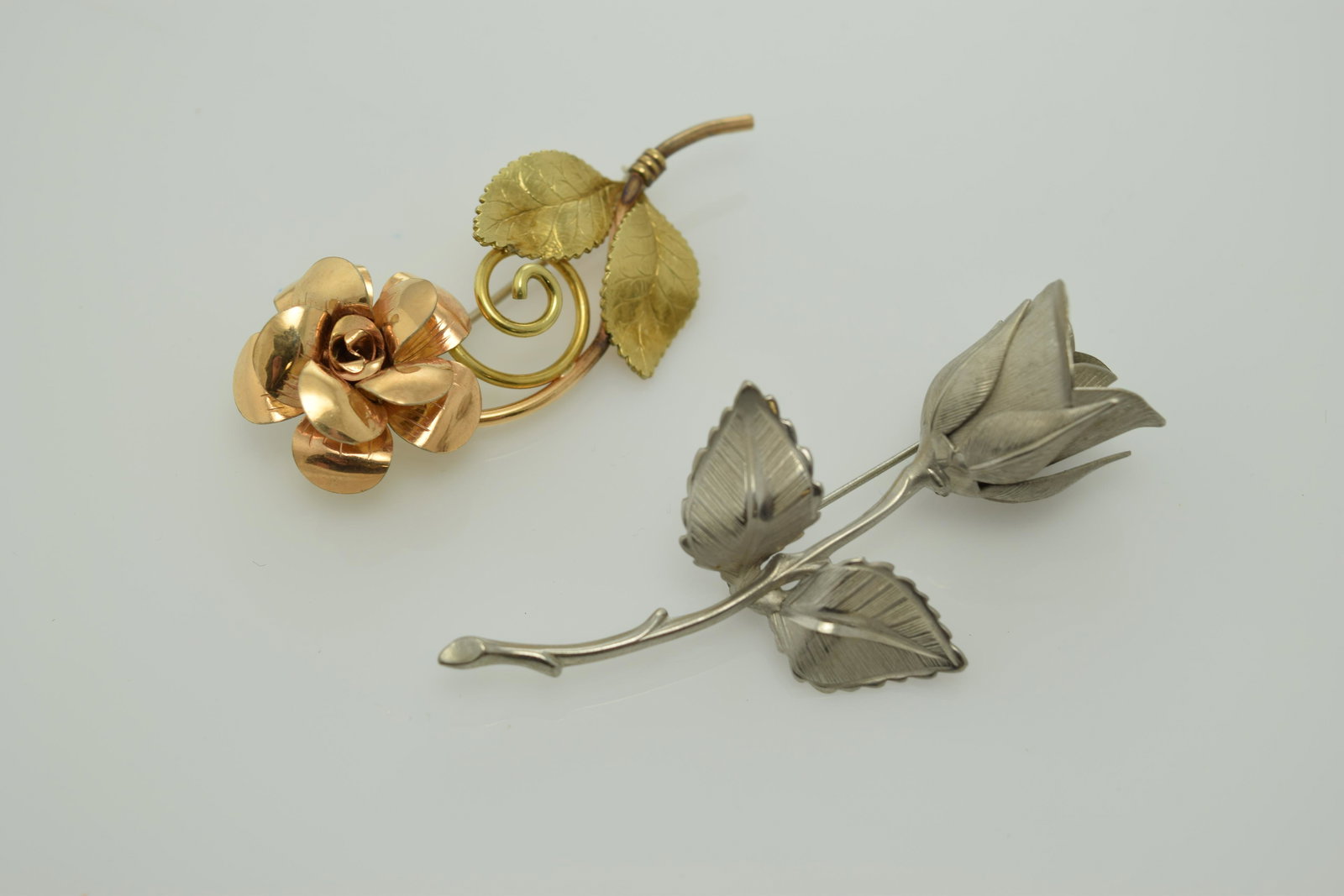 A lot of two vintage rose pins. (1 of 1)