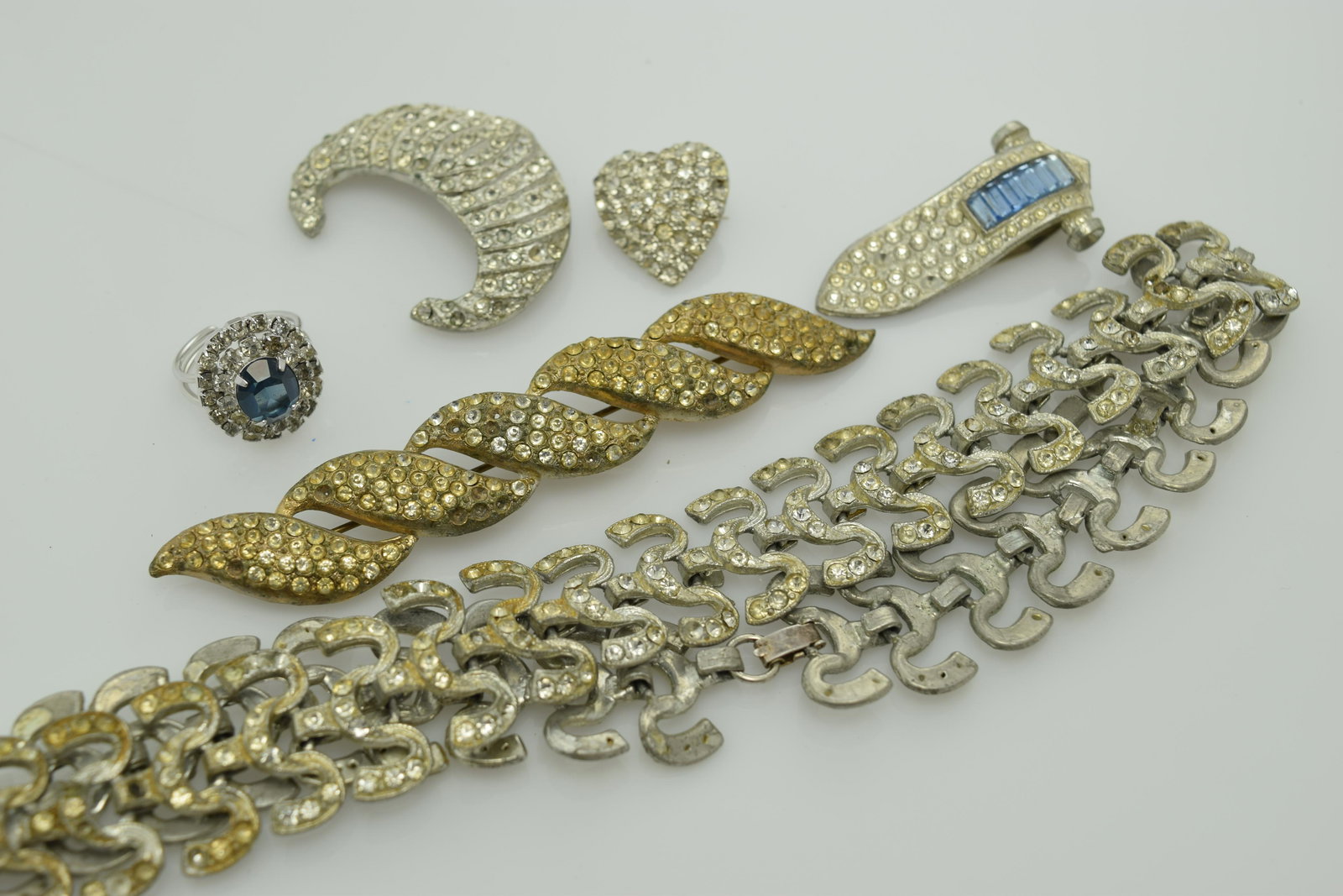 A lot of six miscellaneous, vintage rhinestone pieces (1 of 2)