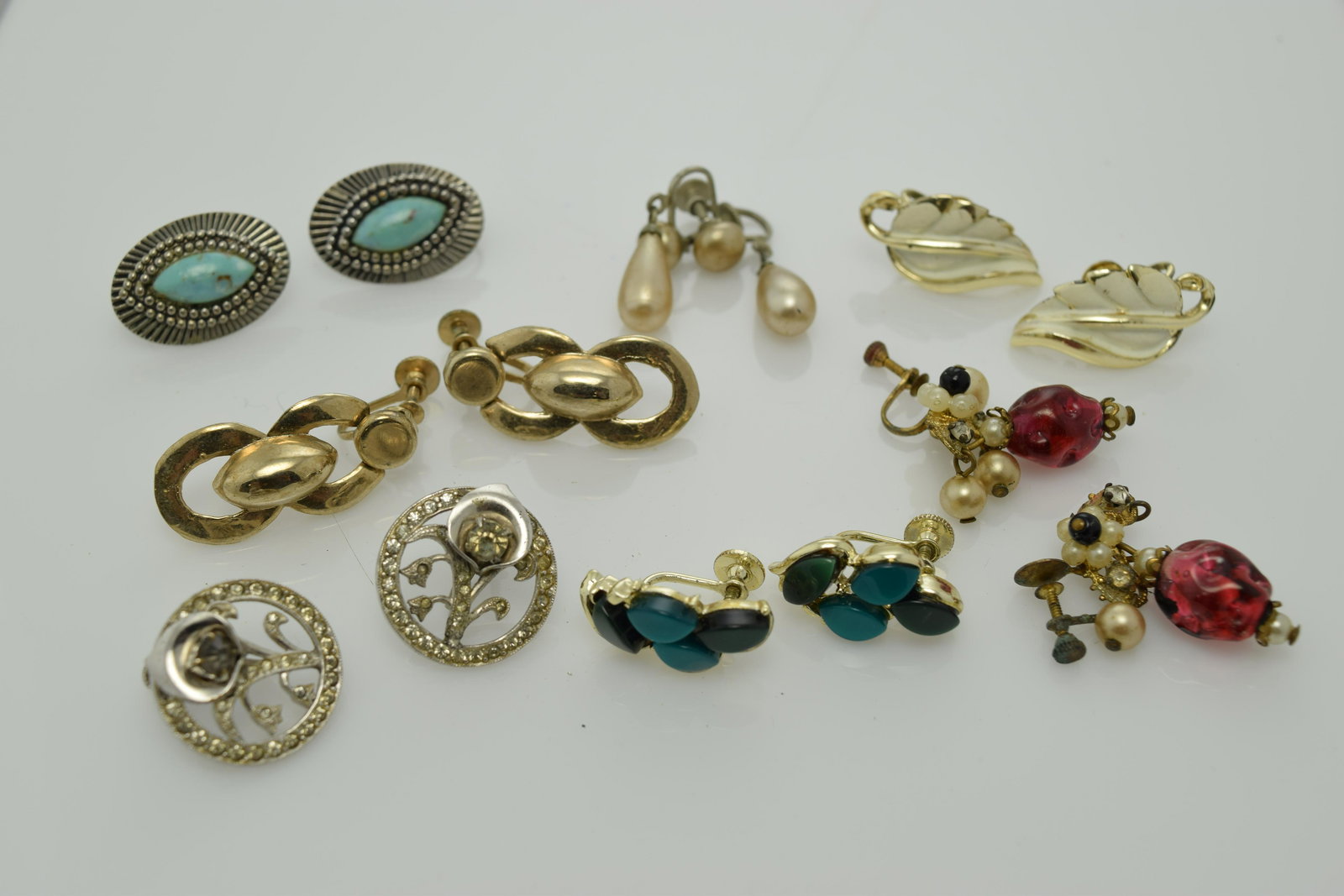A lot of seven pairs of vintage screw back earrings. (1 of 2)